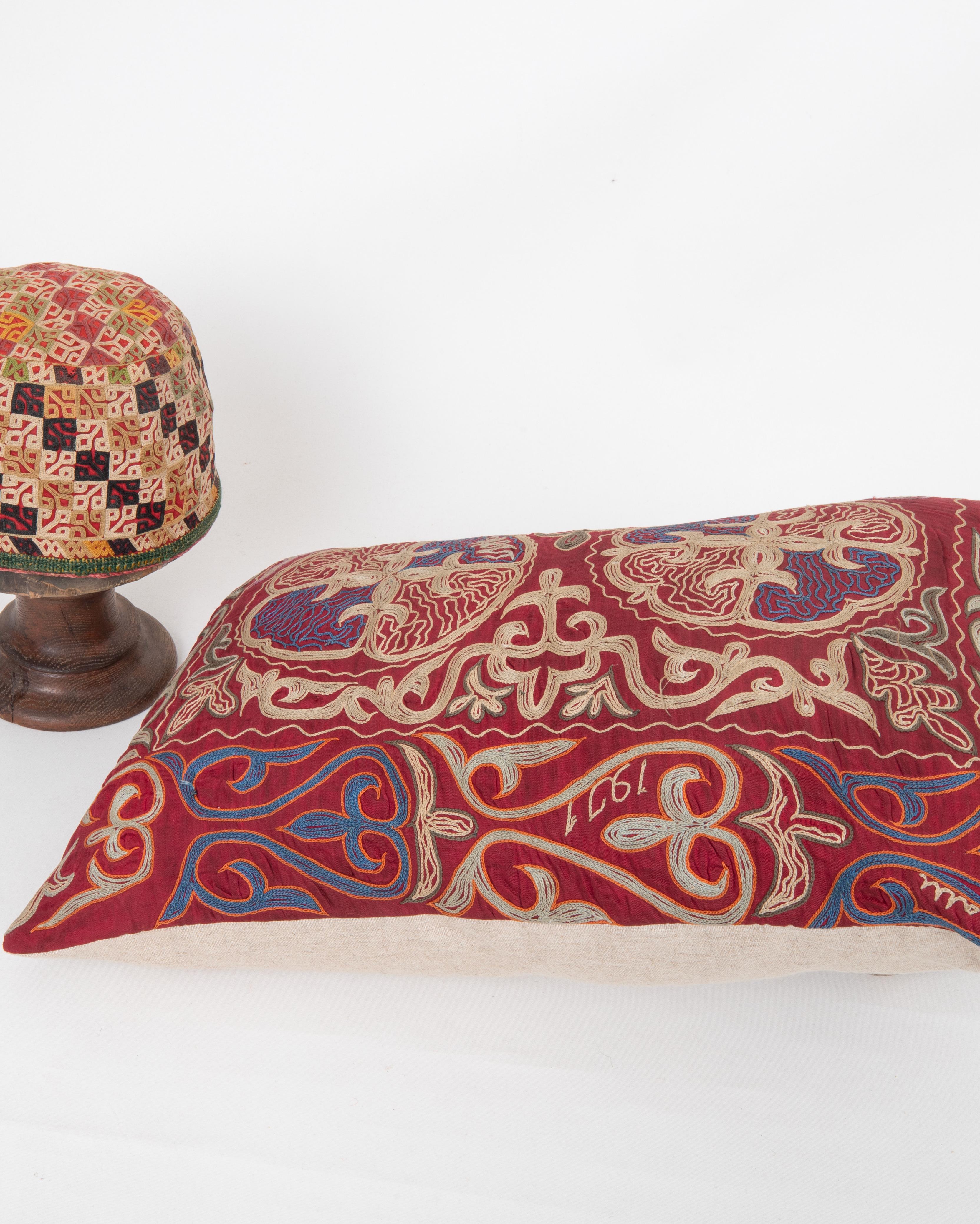 20ième siècle Taie d'oreiller réalisée à partir d'une broderie kazakhe ancienne en vente