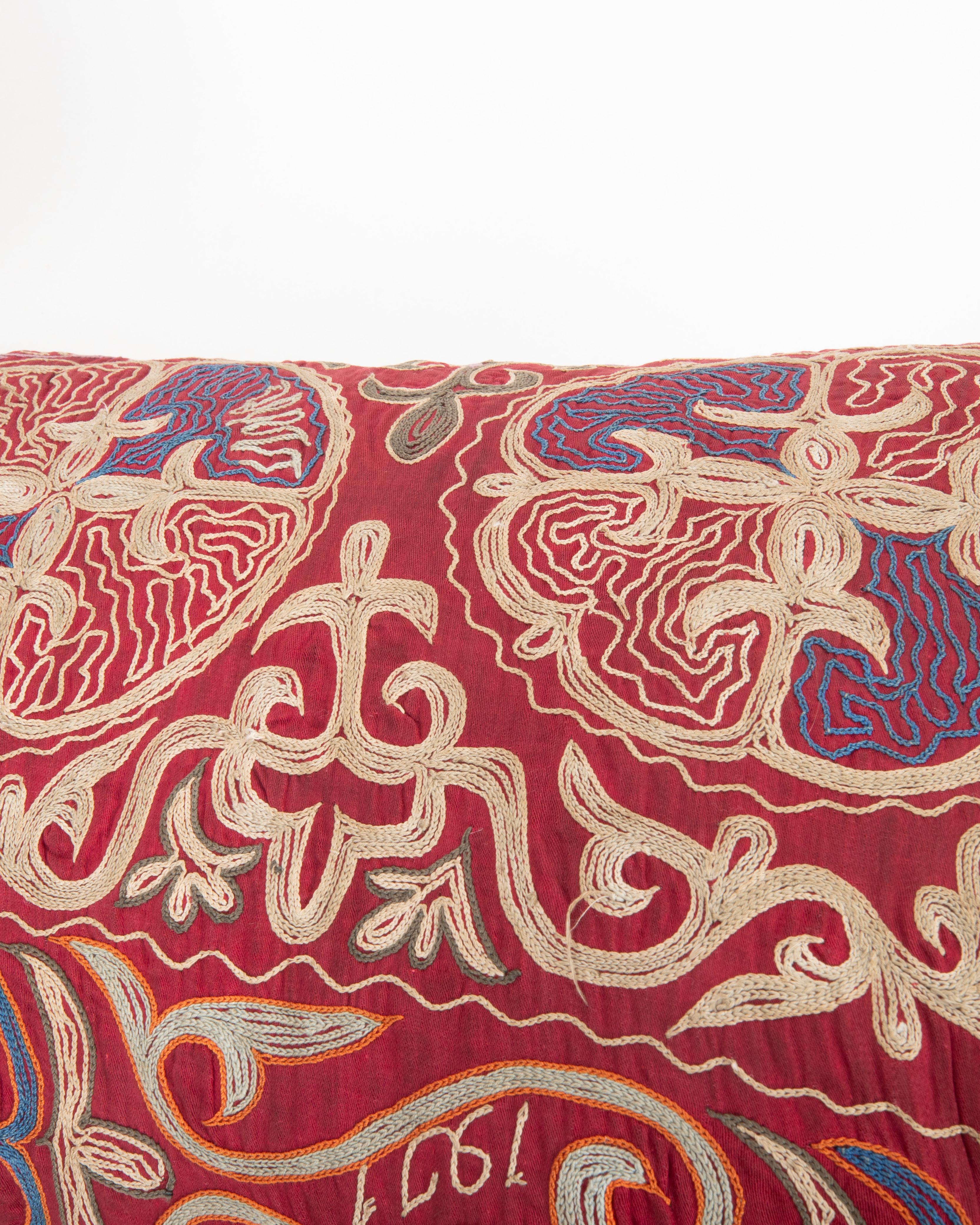 Coton Taie d'oreiller réalisée à partir d'une broderie kazakhe ancienne en vente