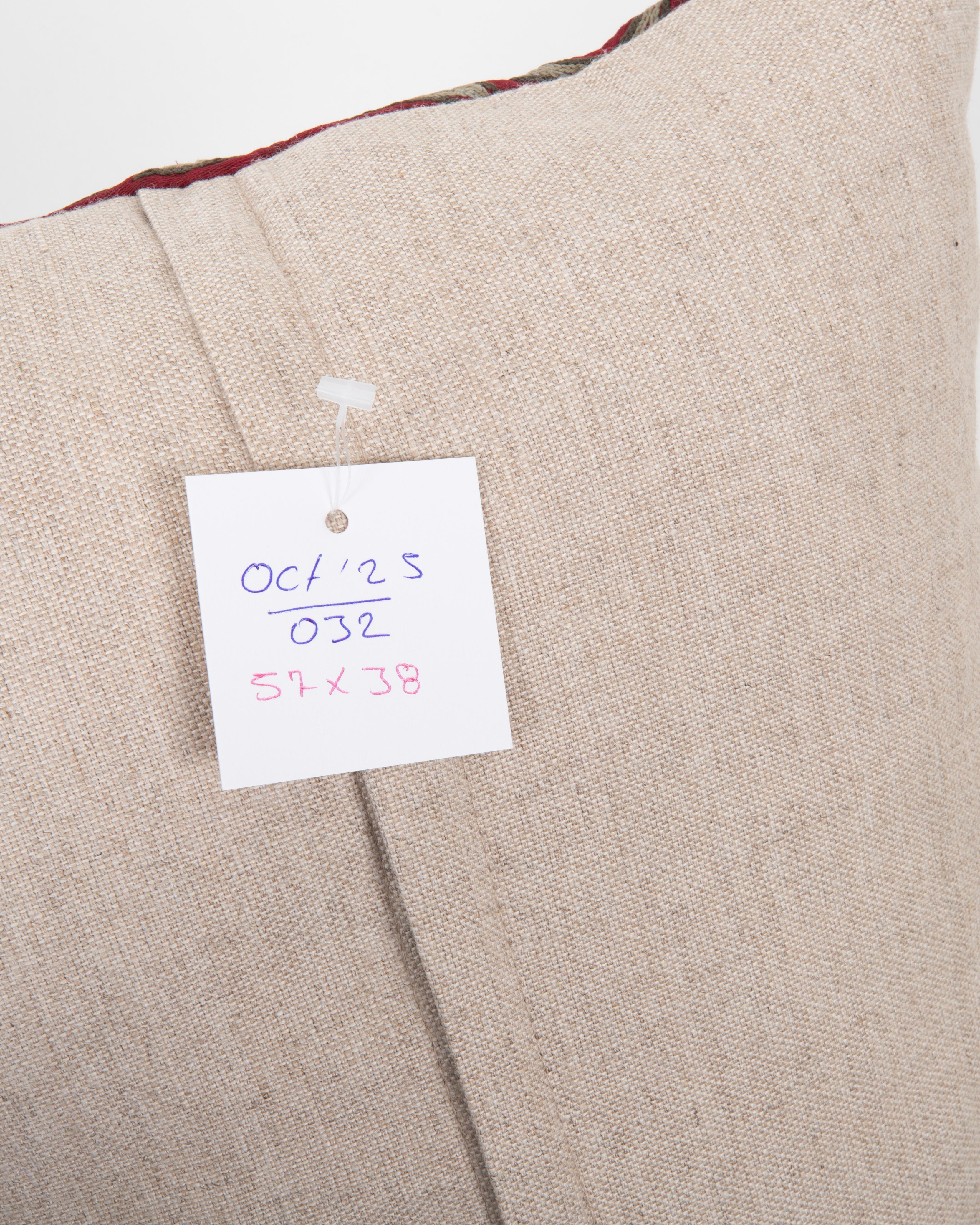 Taie d'oreiller réalisée à partir d'une broderie kazakhe ancienne en vente 1