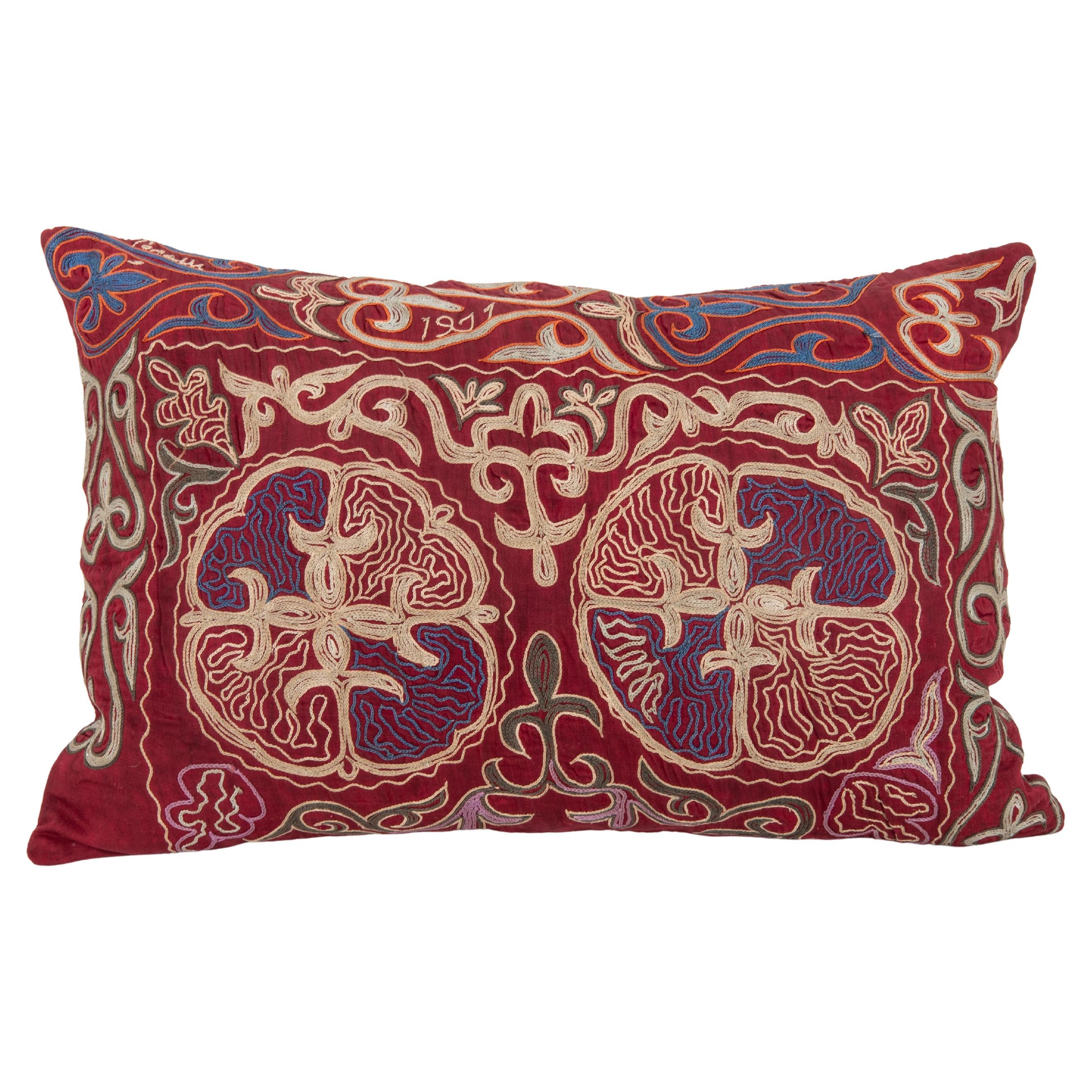 Taie d'oreiller réalisée à partir d'une broderie kazakhe ancienne en vente