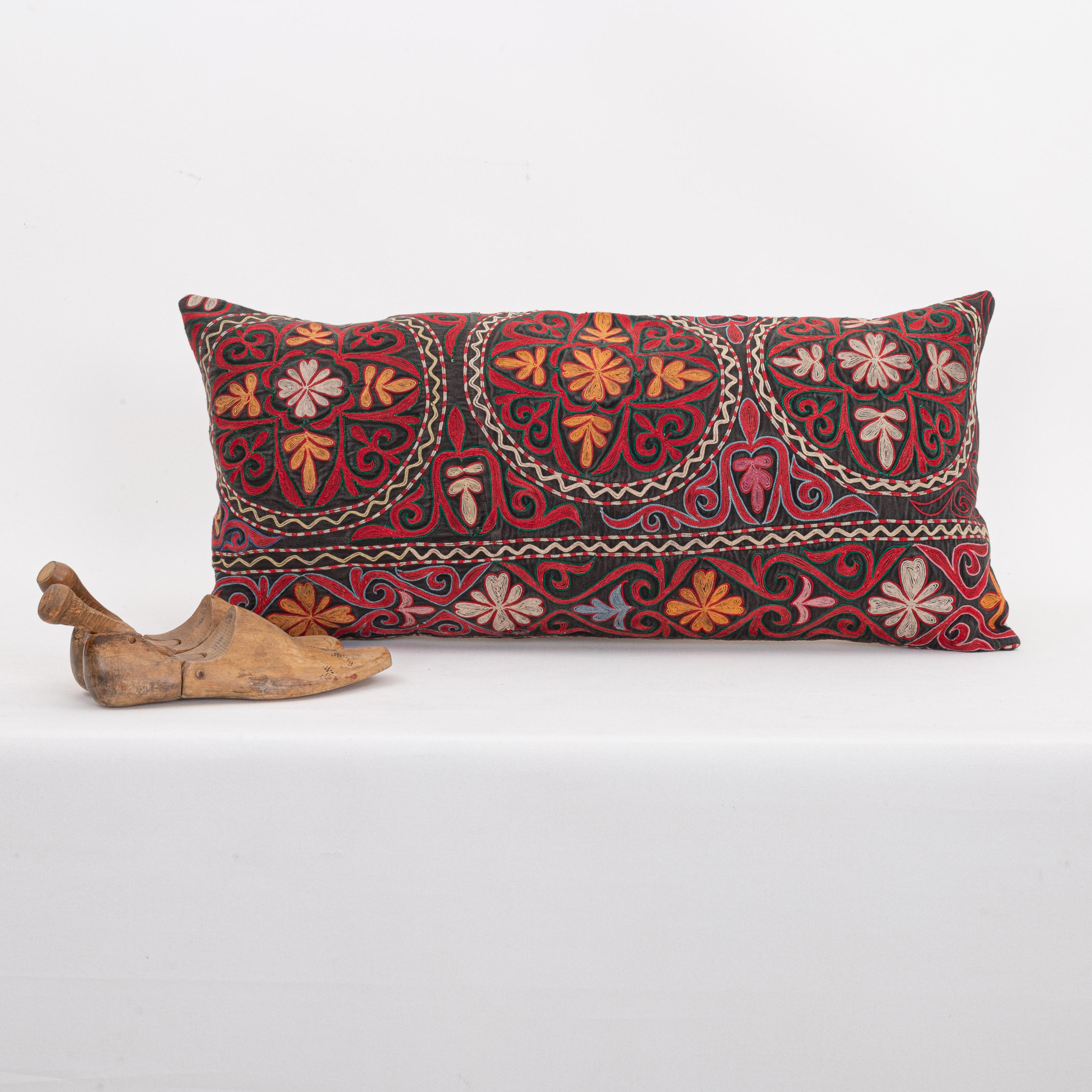 Federa per cuscino realizzata con un ricamo kazako d'epoca Tush Kyiz In condizioni buone in vendita a Istanbul, TR