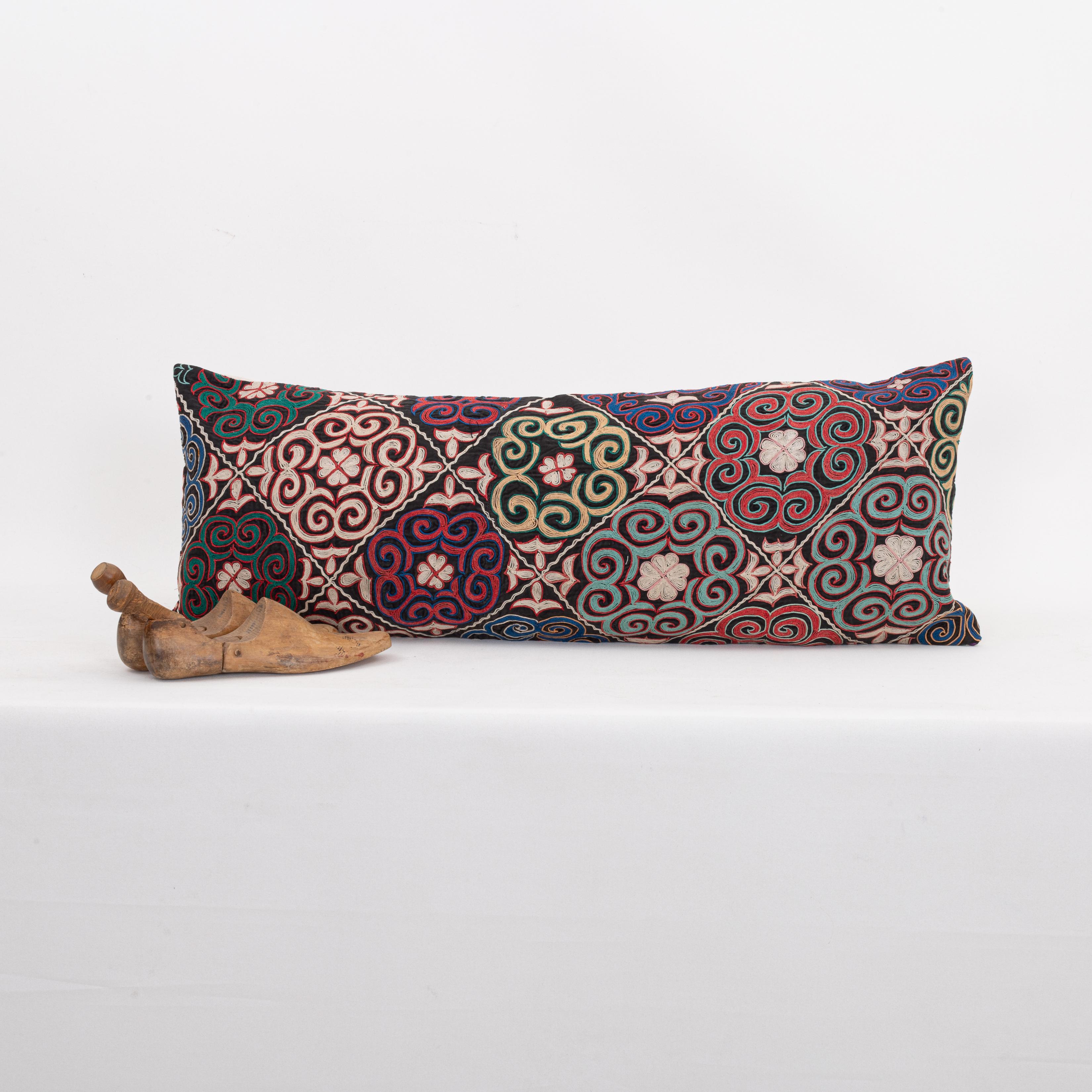Federa per cuscino realizzata con un ricamo kazako d'epoca Tush Kyiz In condizioni buone in vendita a Istanbul, TR