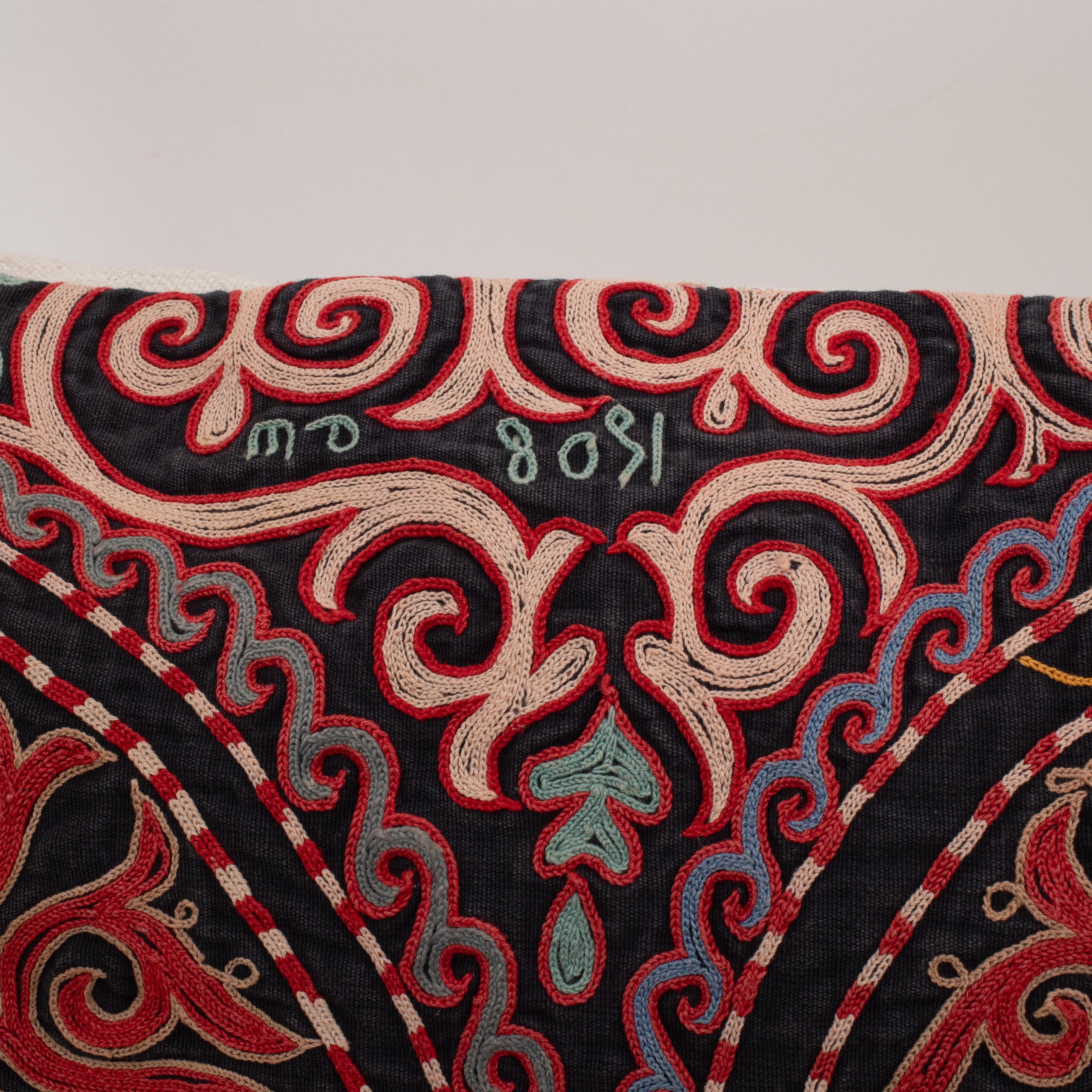 Federa per cuscino realizzata con un ricamo kazako d'epoca Tush Kyiz In condizioni buone in vendita a Istanbul, TR