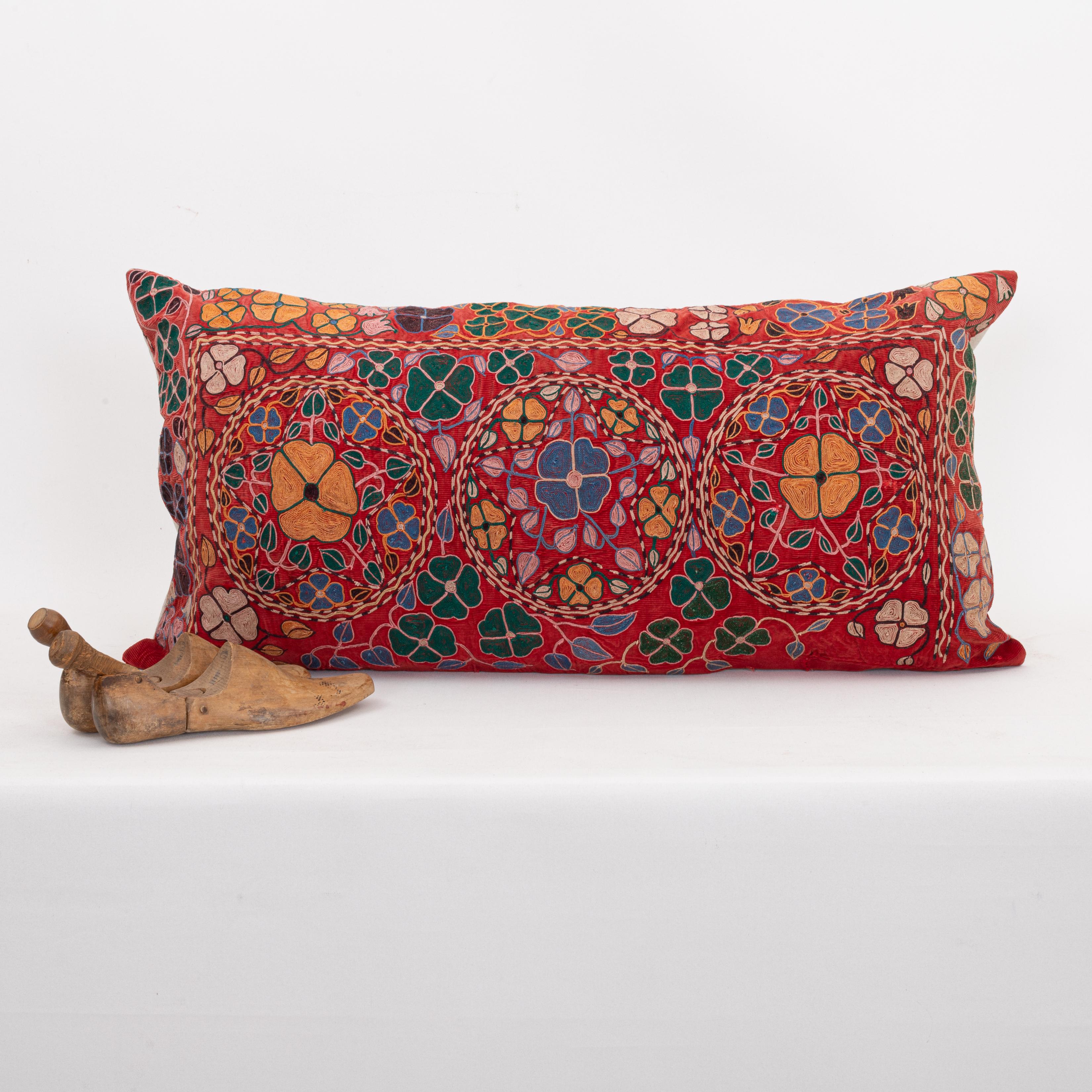 Federa per cuscino realizzata con un ricamo kazako d'epoca Tush Kyiz In condizioni buone in vendita a Istanbul, TR