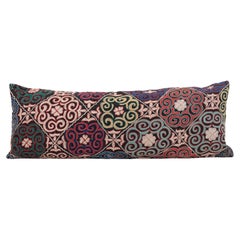 Funda de almohada hecha con un bordado kyiz kazajo antiguo