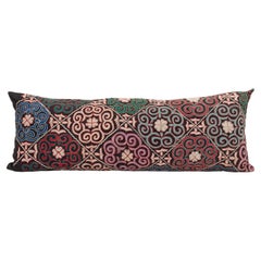 Funda de almohada hecha con un bordado kyiz kazajo antiguo