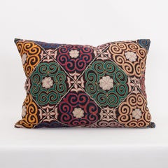Funda de almohada hecha con un bordado kyiz kazajo antiguo