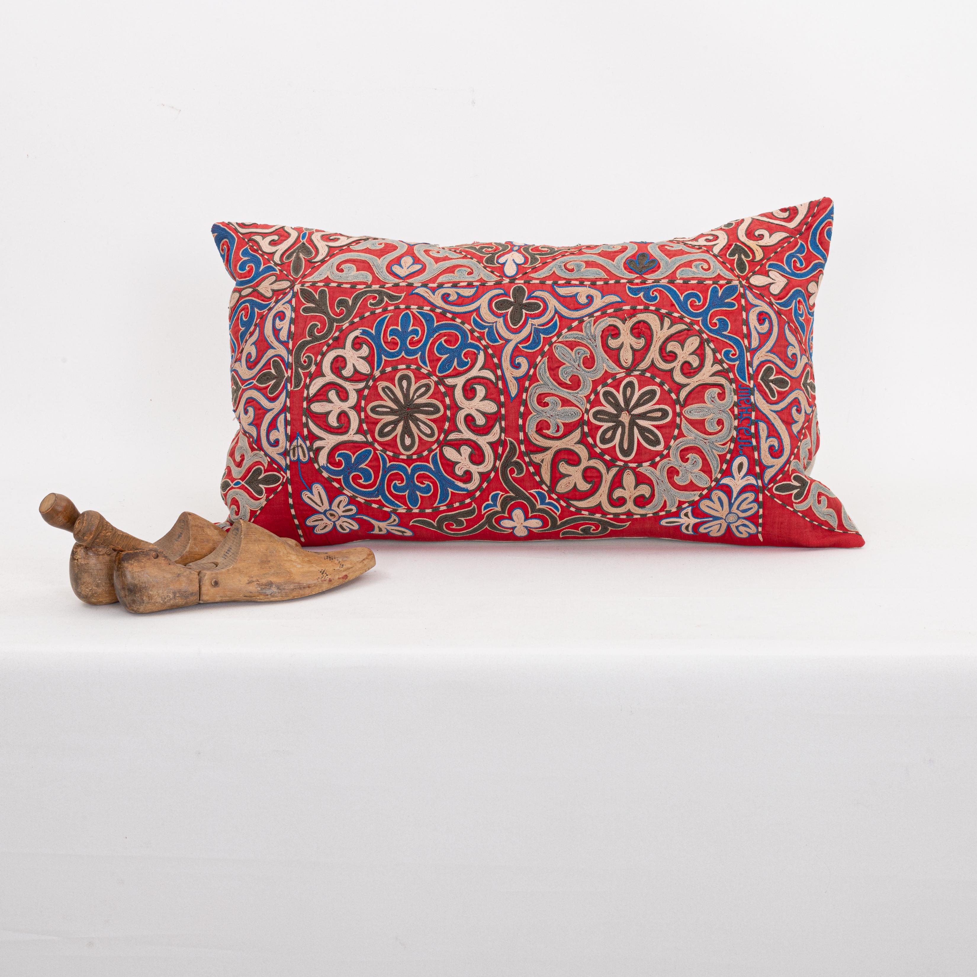 Federa per cuscino realizzata con un ricamo kazako d'epoca Tush Kyiz In condizioni buone in vendita a Istanbul, TR