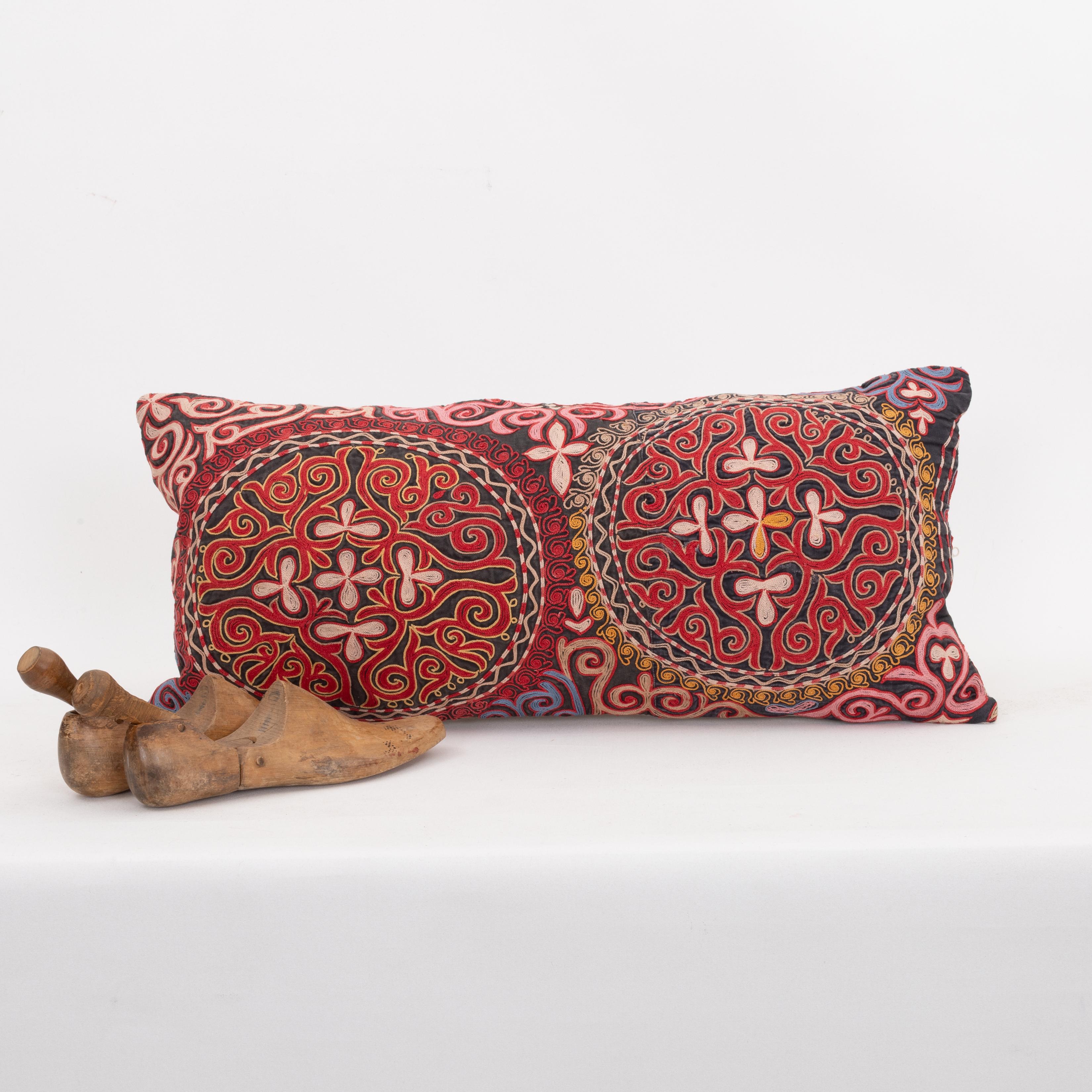 Federa per cuscino realizzata con un ricamo kazako d'epoca Tush Kyiz In condizioni buone in vendita a Istanbul, TR