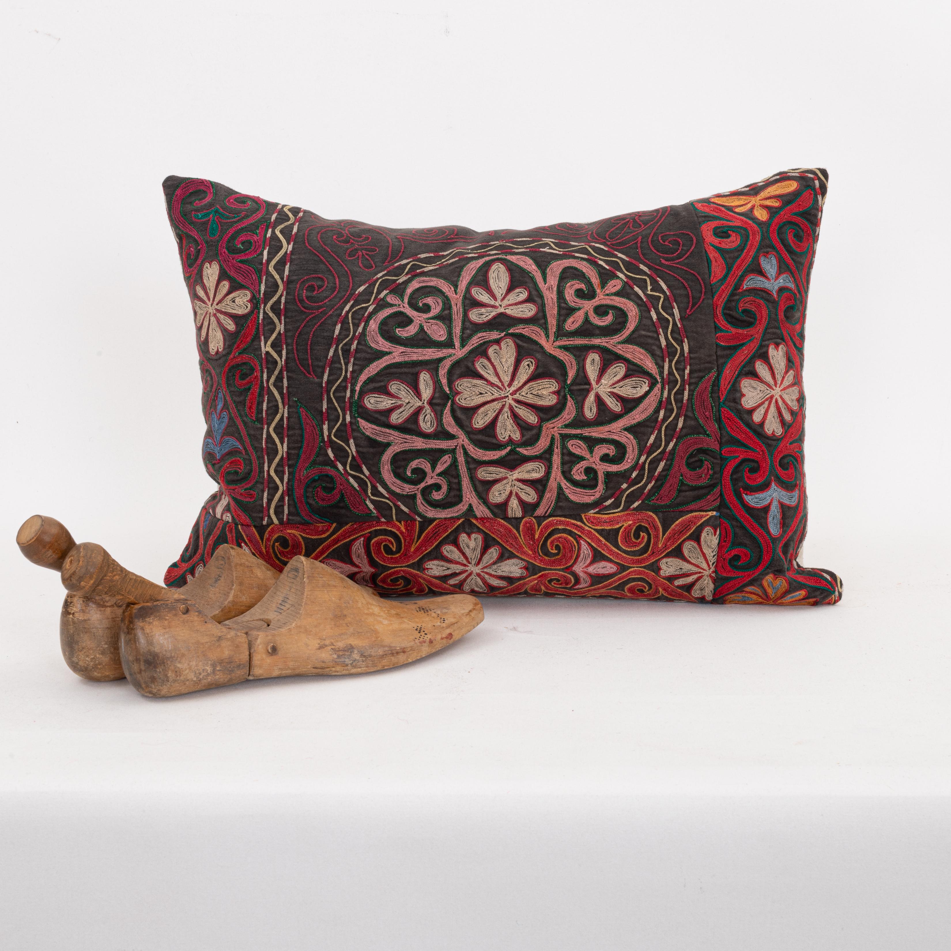 Federa per cuscino realizzata con un ricamo kazako d'epoca Tush Kyiz In condizioni buone in vendita a Istanbul, TR