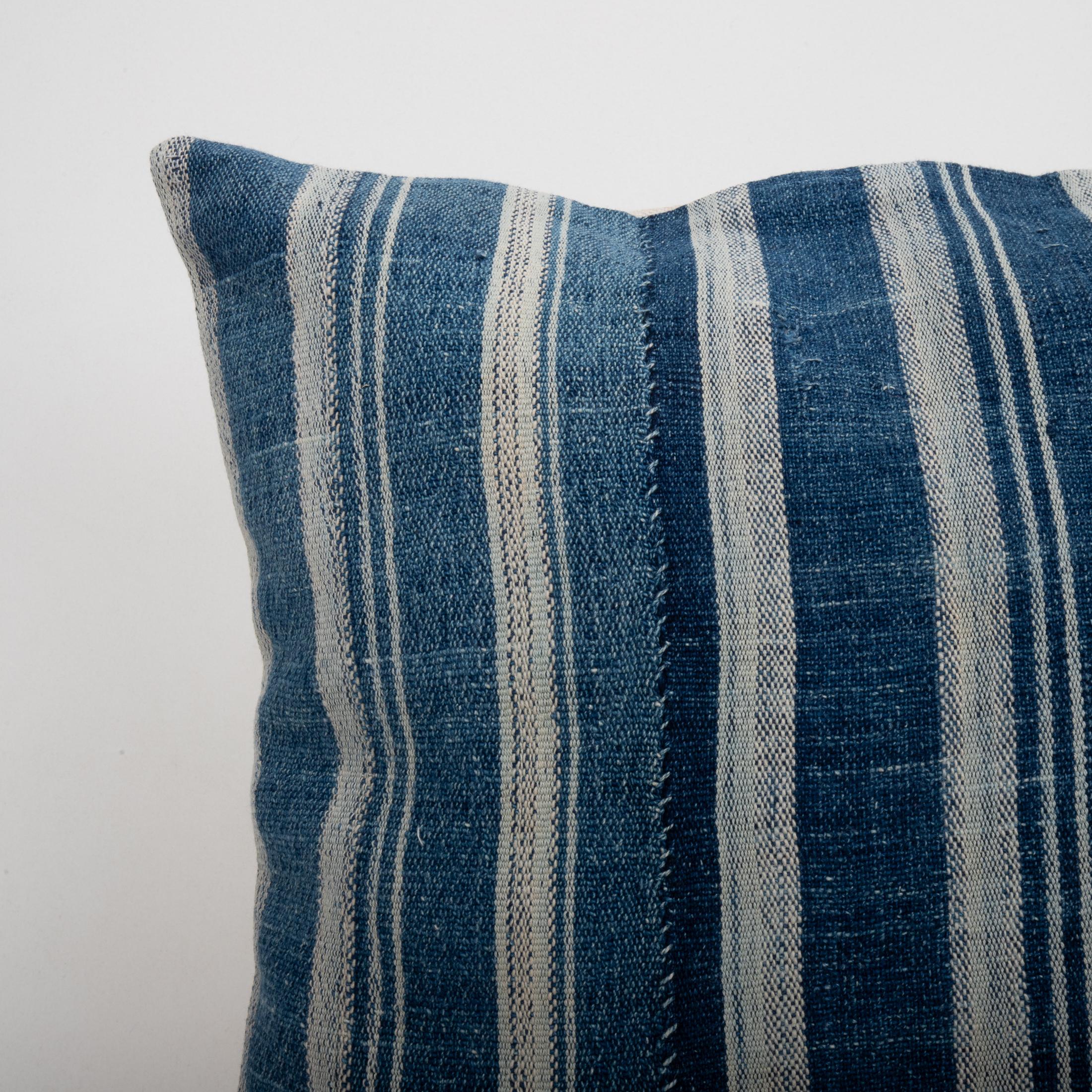 Tribale Federa per cuscino realizzata con un tessuto indaco vintage del Mali in vendita