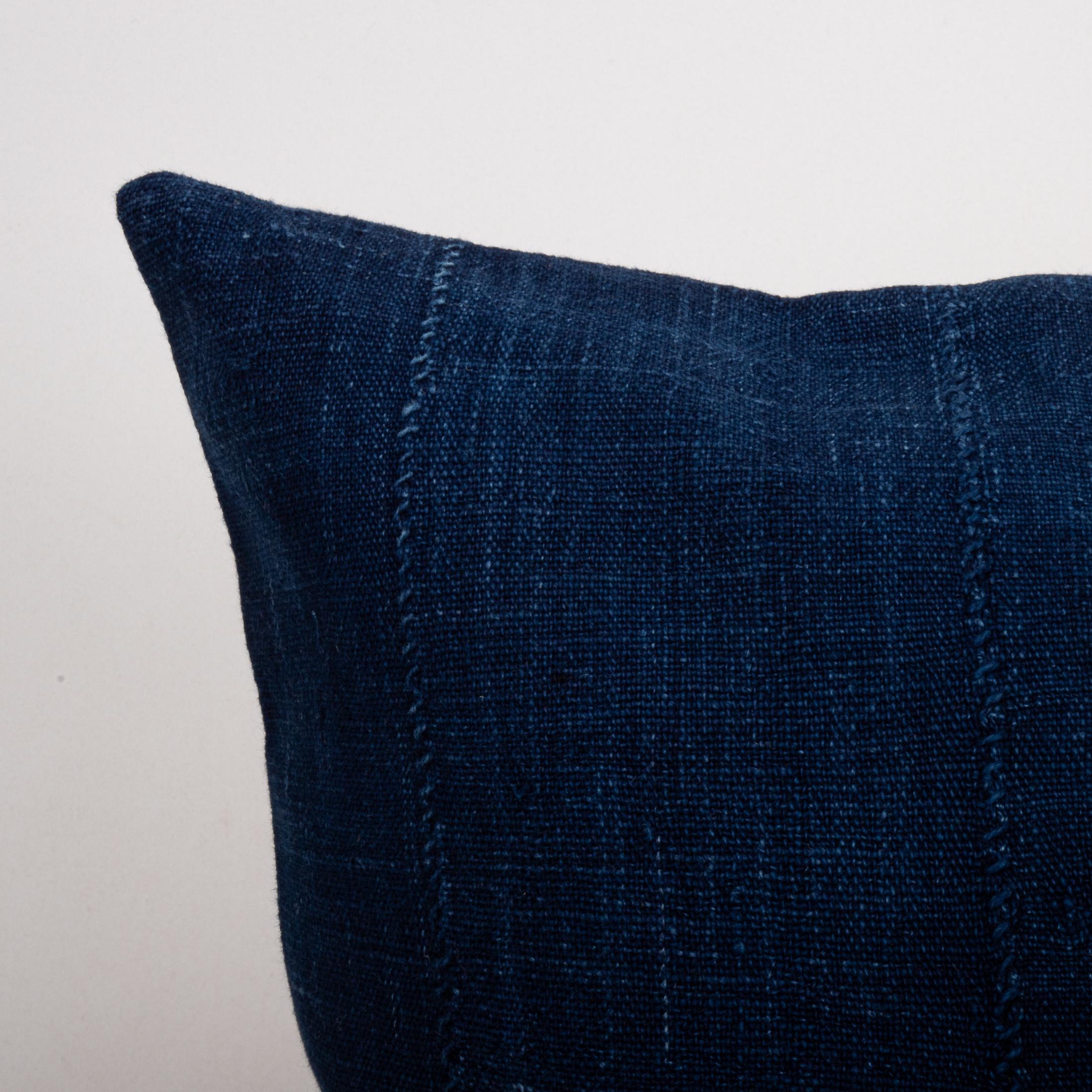Funda de almohada confeccionada con una tela añil vintage de Malí Tribal en venta