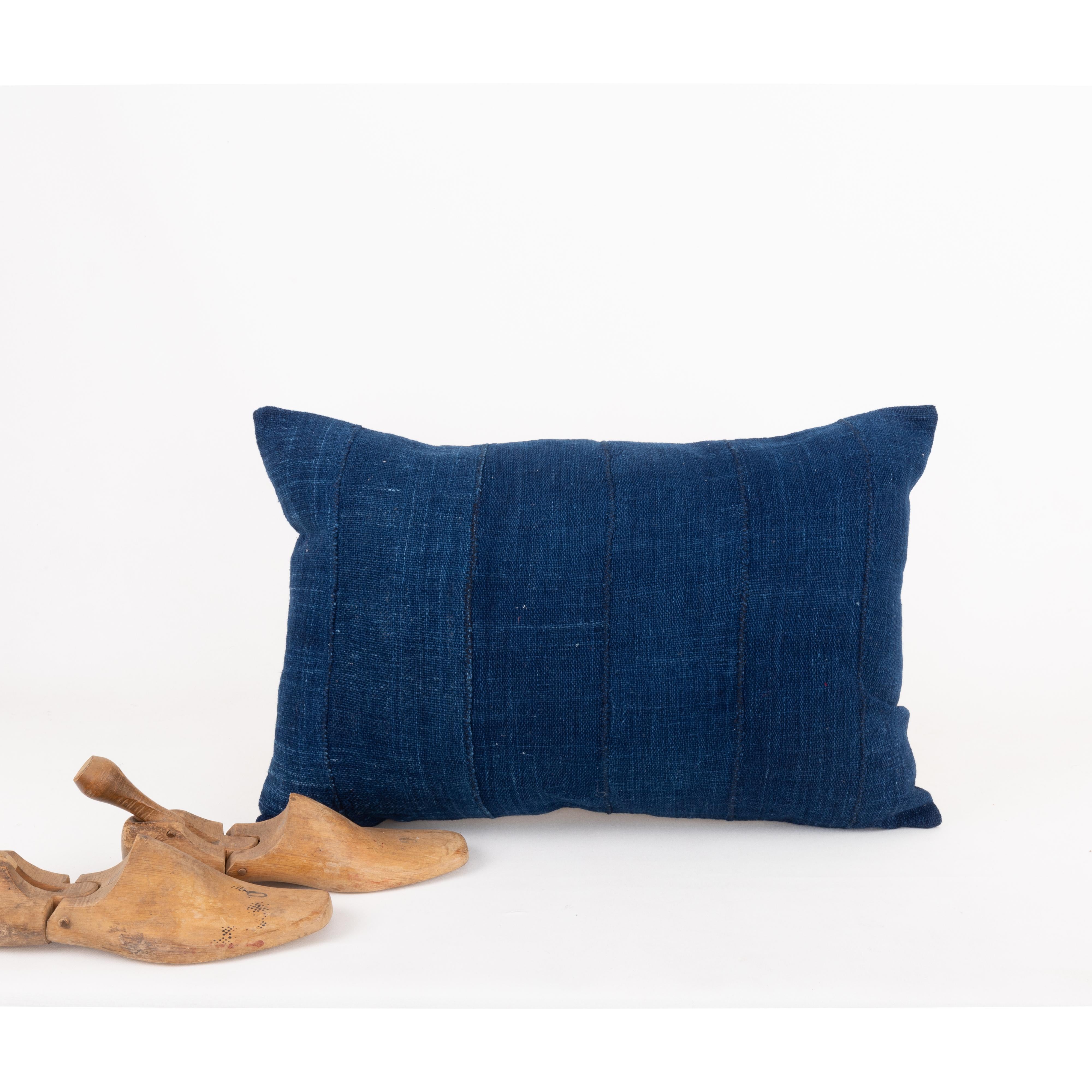 Tribale Federa per cuscino realizzata con un tessuto indaco vintage del Mali in vendita
