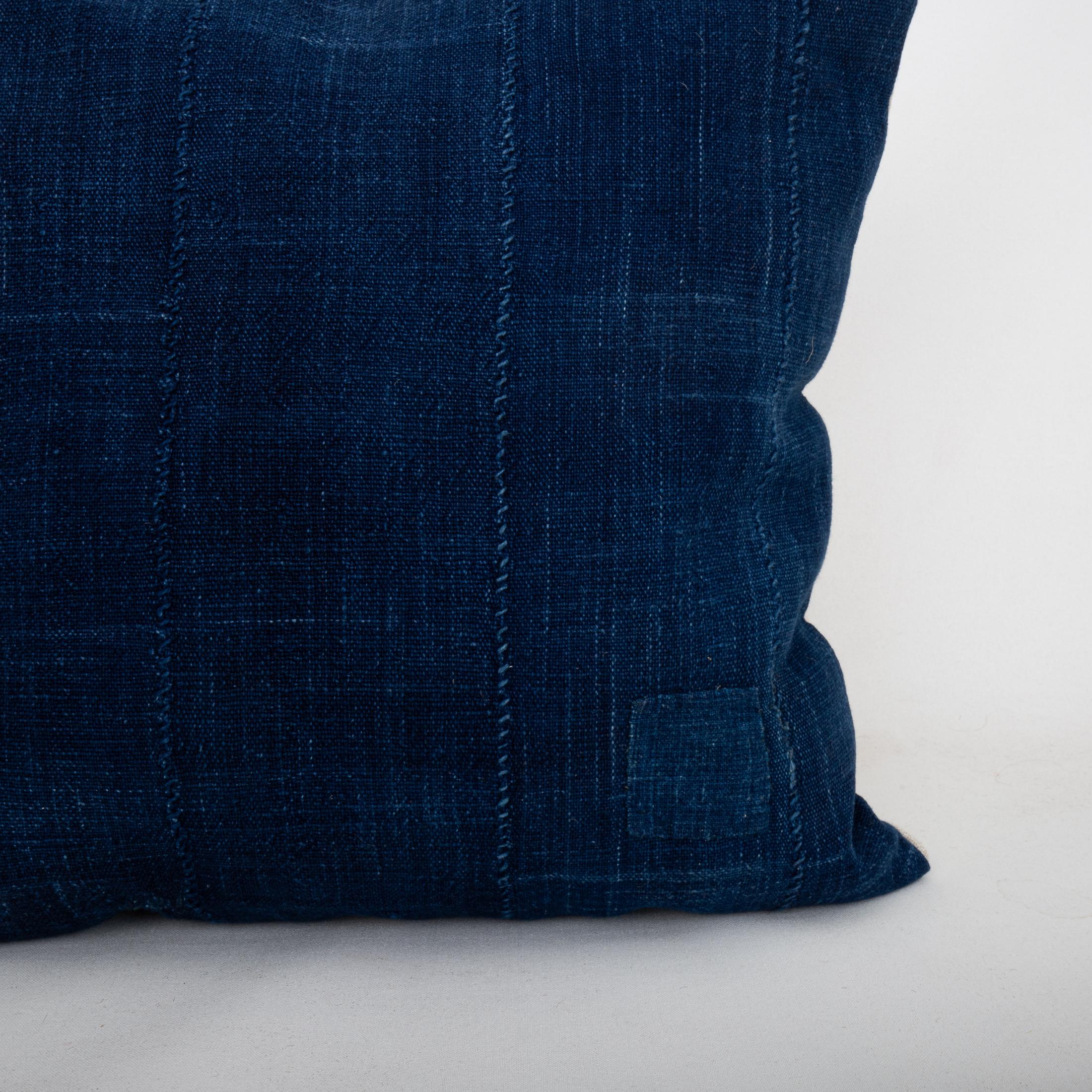 Funda de almohada confeccionada con una tela añil vintage de Malí Maliense en venta