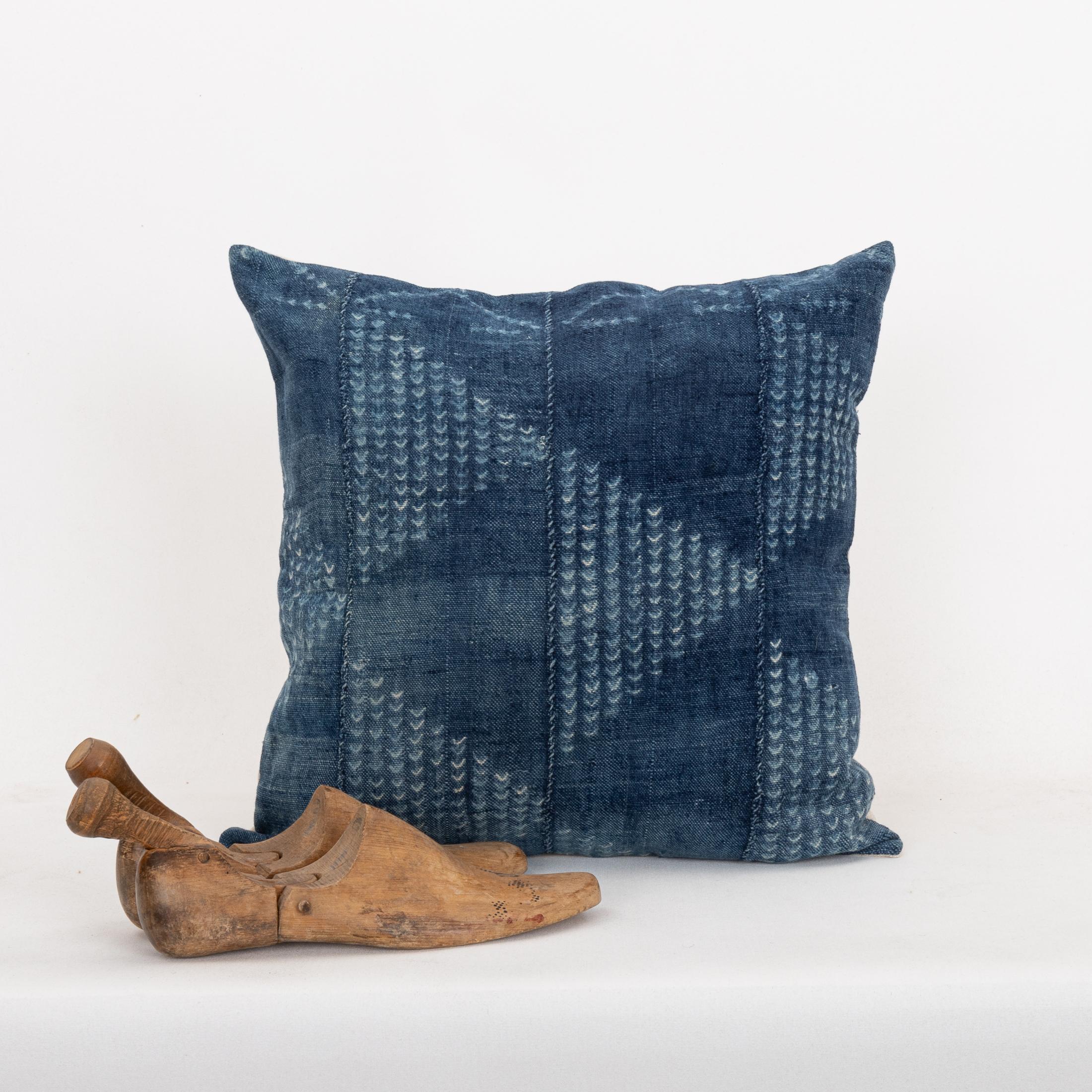 Batik Federa per cuscino realizzata con un tessuto indaco vintage del Mali in vendita