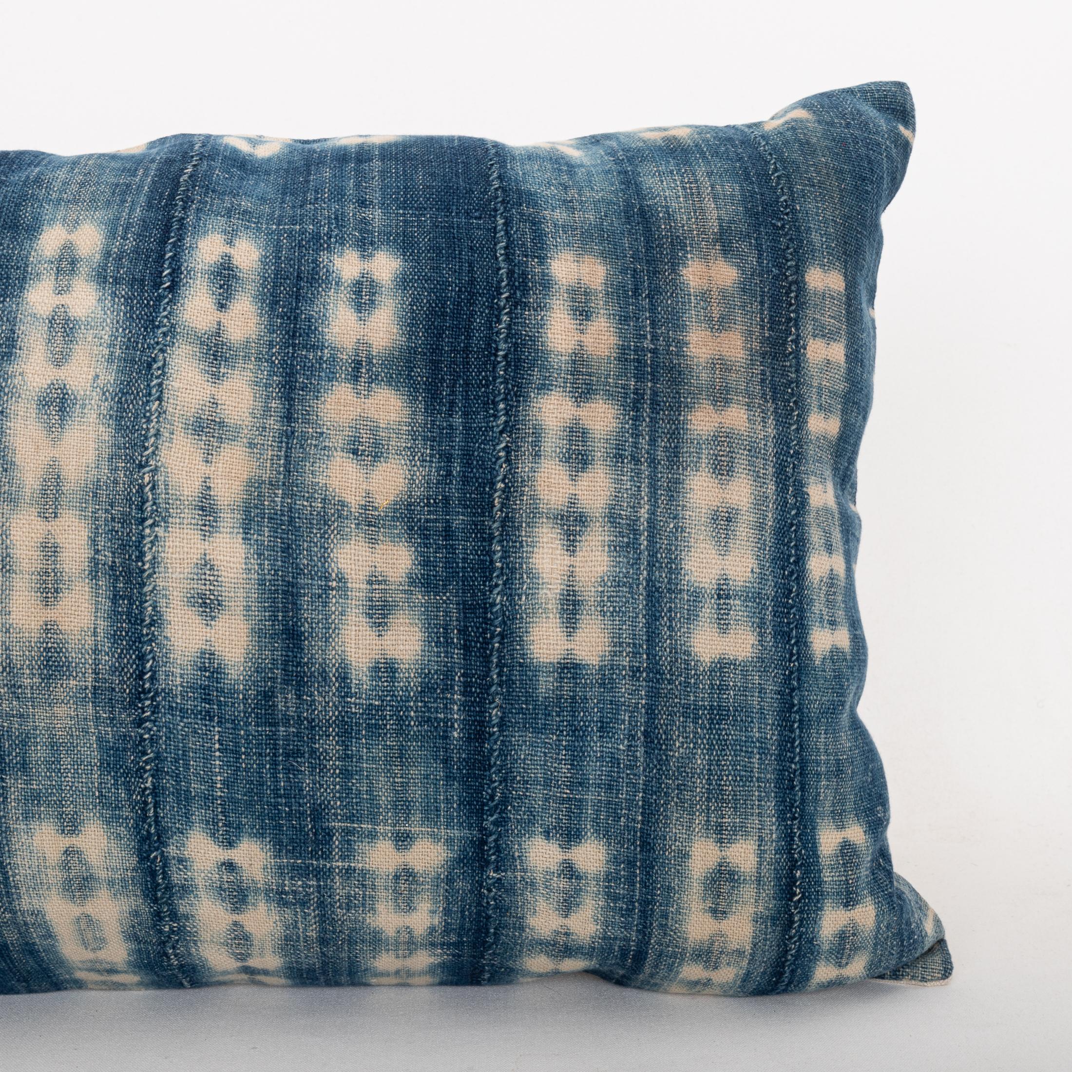 Batik Federa per cuscino realizzata con un tessuto indaco vintage del Mali in vendita