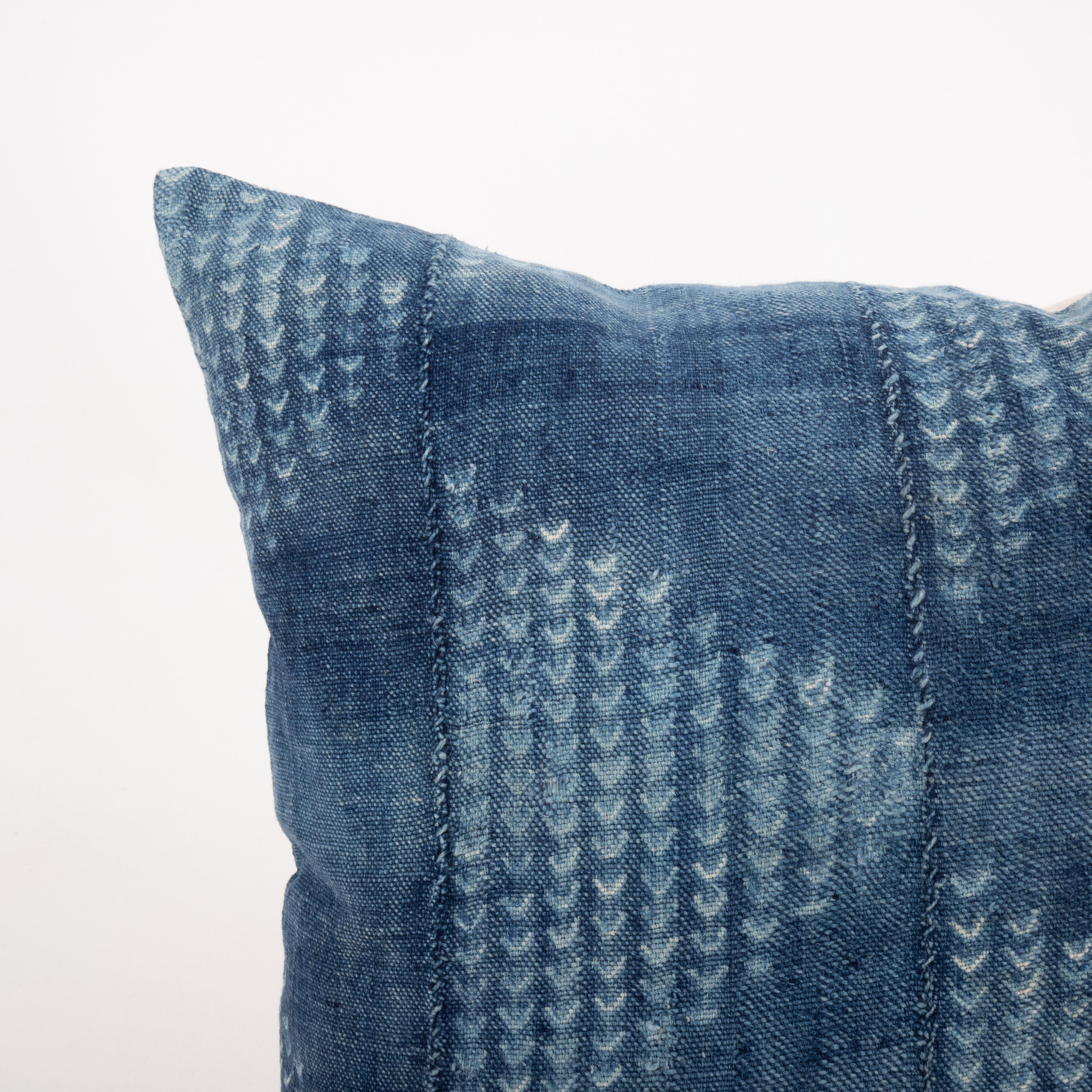 Batik Federa per cuscino realizzata con un tessuto indaco vintage del Mali in vendita