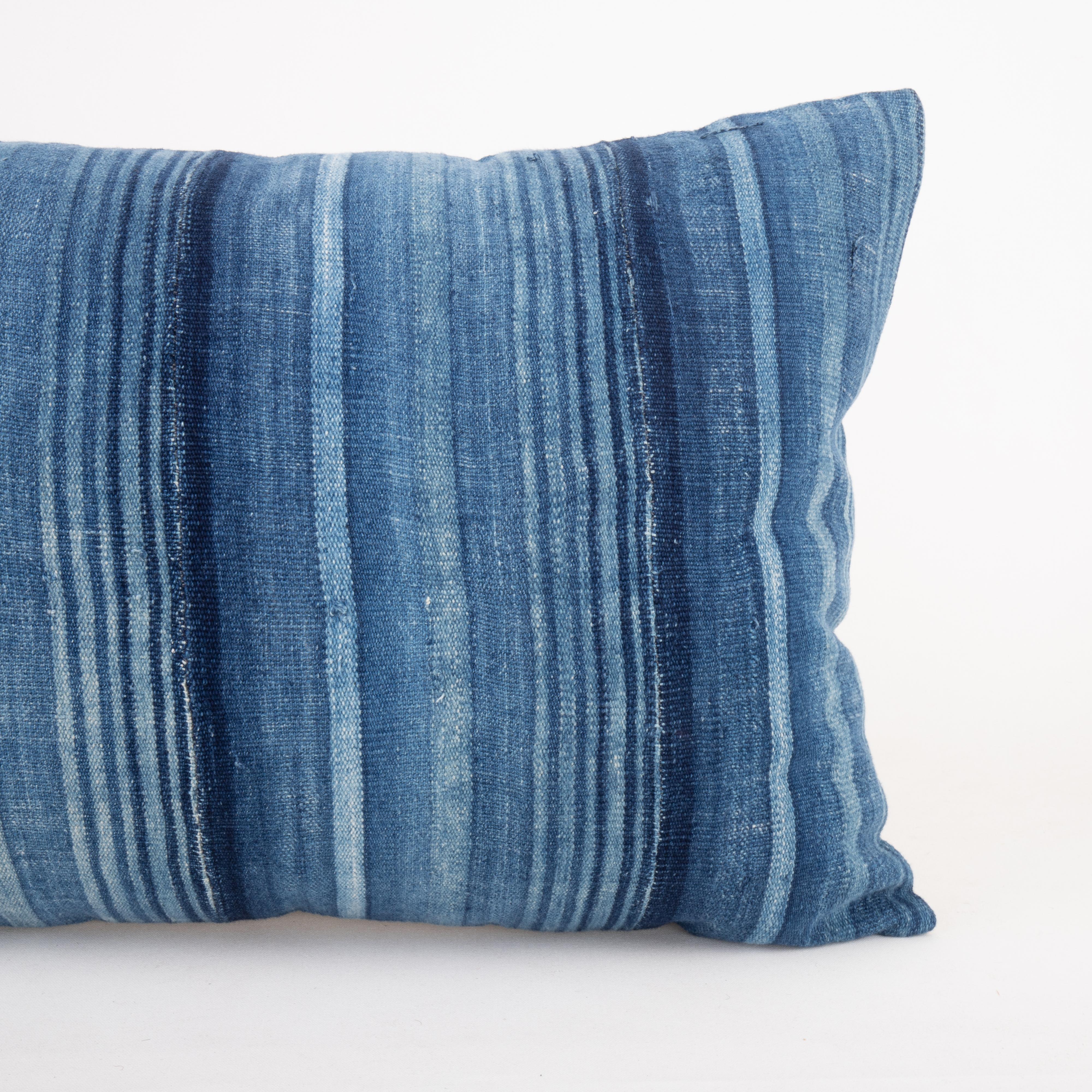Batik Federa per cuscino realizzata con un tessuto indaco vintage del Mali in vendita