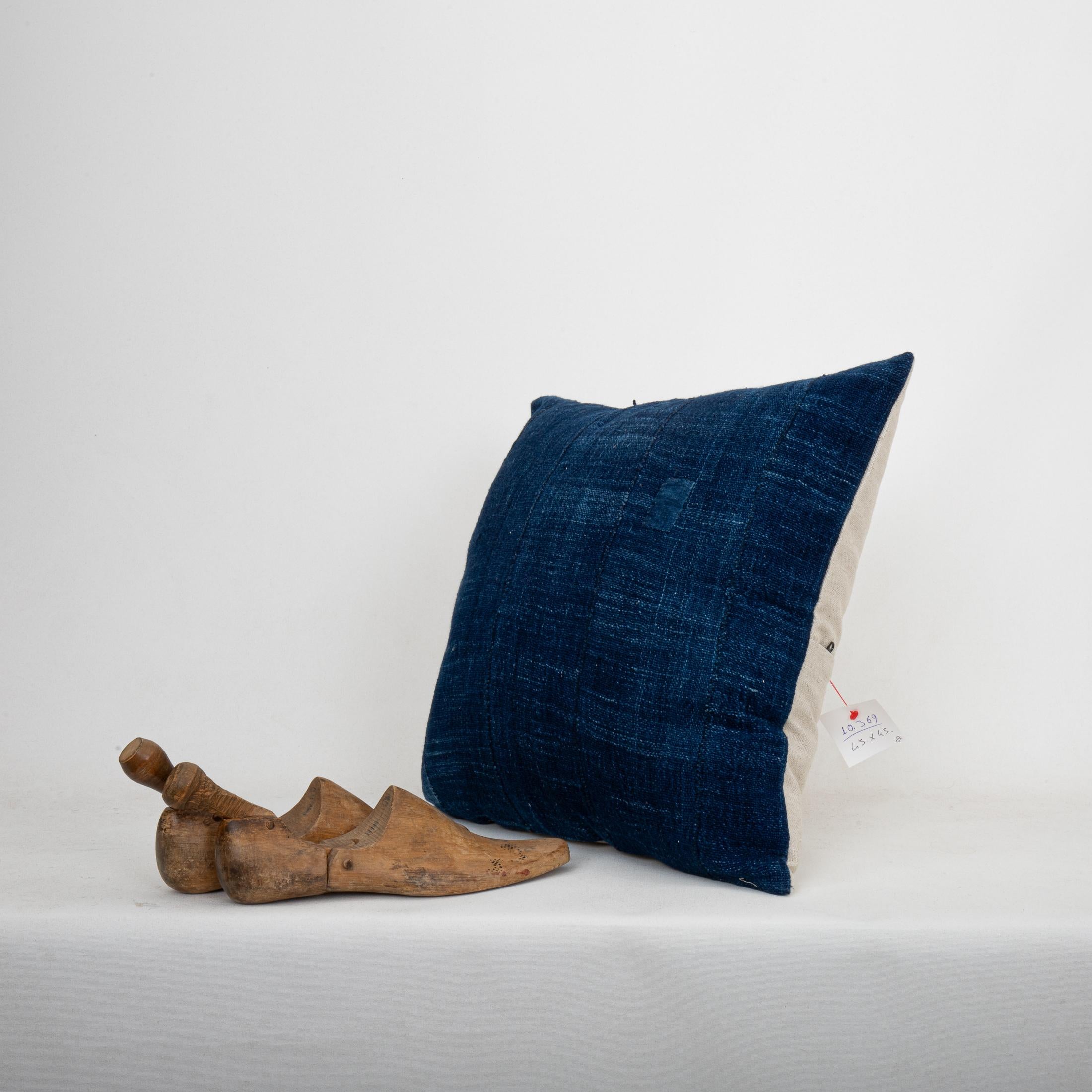 Federa per cuscino realizzata con un tessuto indaco vintage del Mali In condizioni discrete in vendita a Istanbul, TR