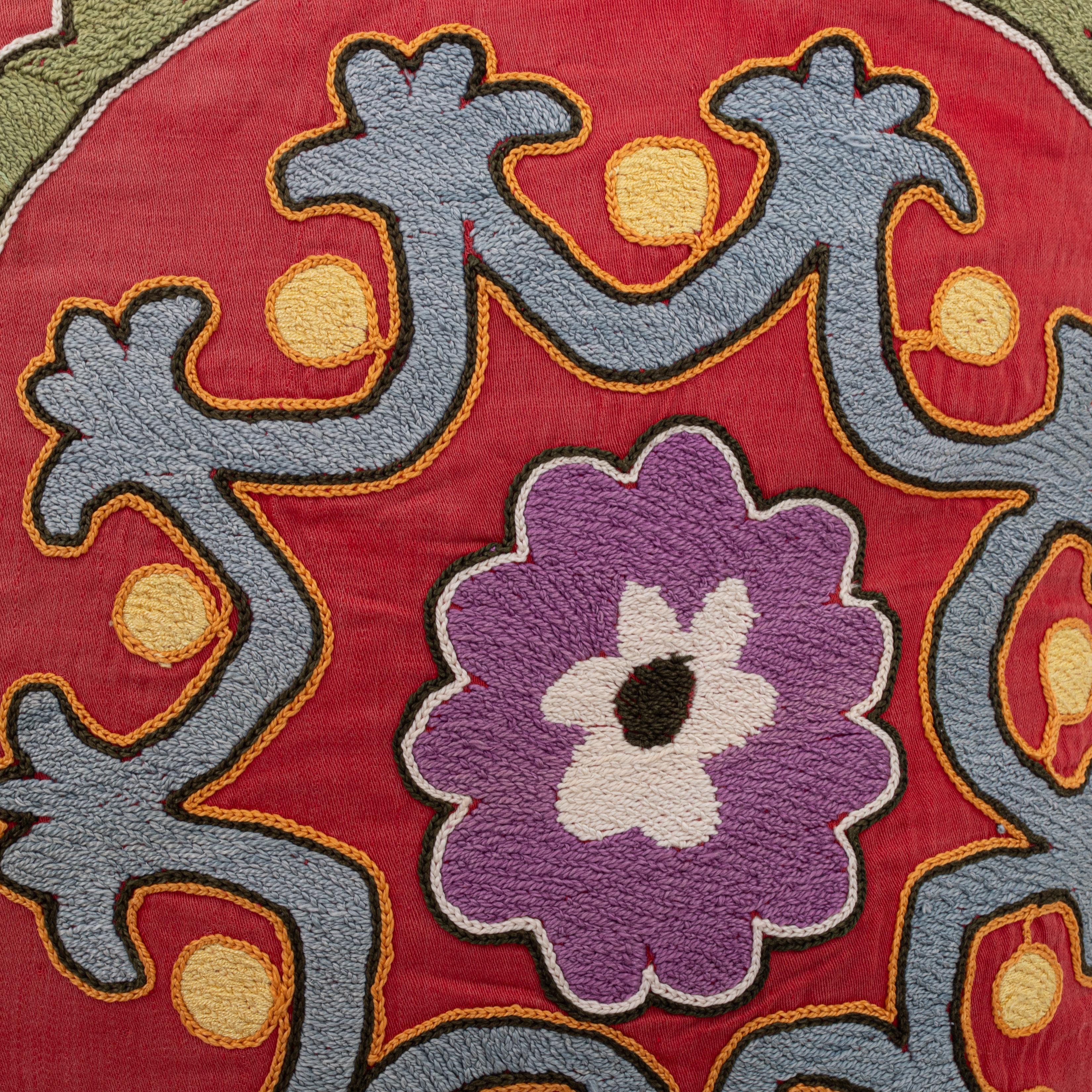 Kissen aus einer Suzani-Vintage- Suzani-Kommode im Zustand „Gut“ im Angebot in Istanbul, TR