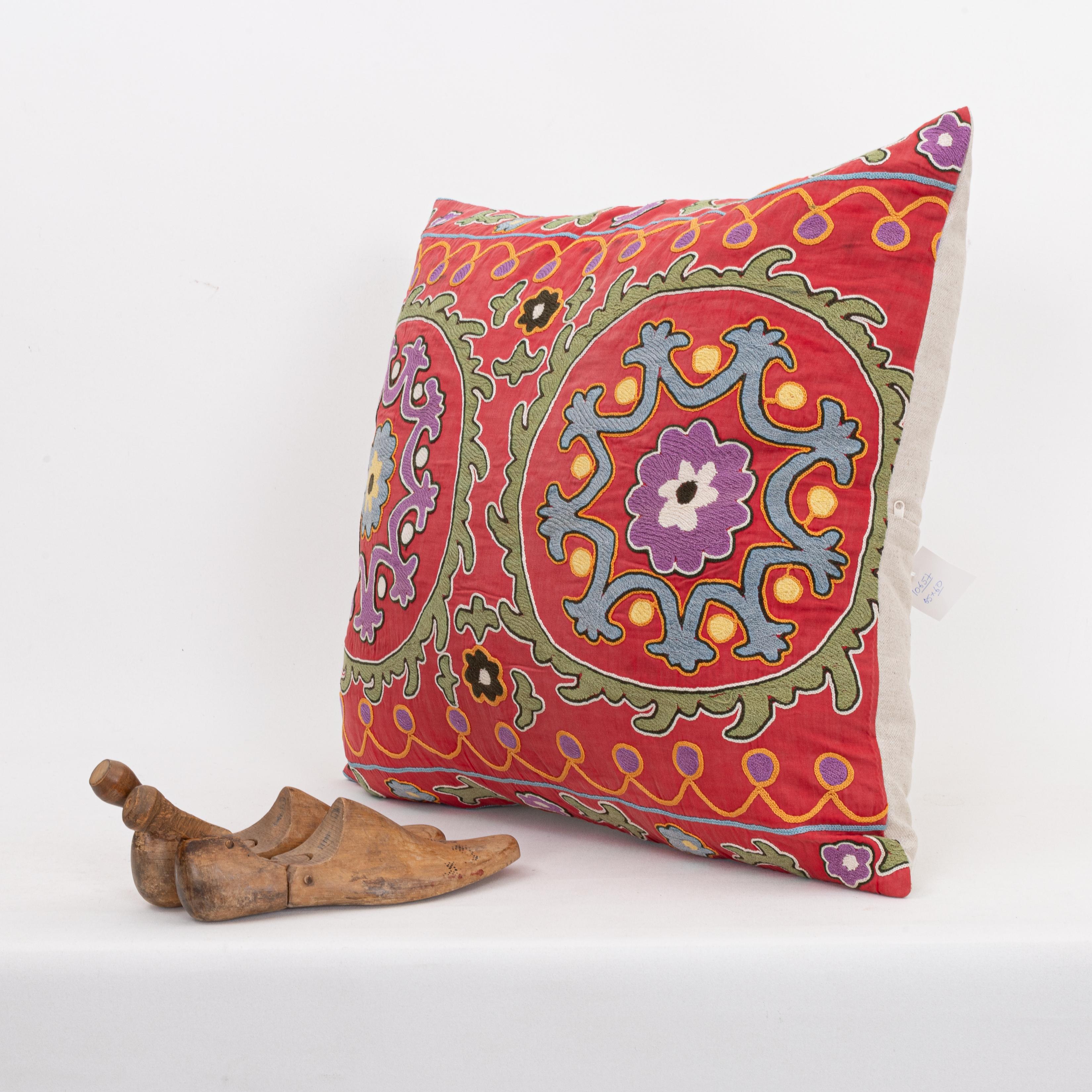 Kissen aus einer Suzani-Vintage- Suzani-Kommode (Baumwolle) im Angebot