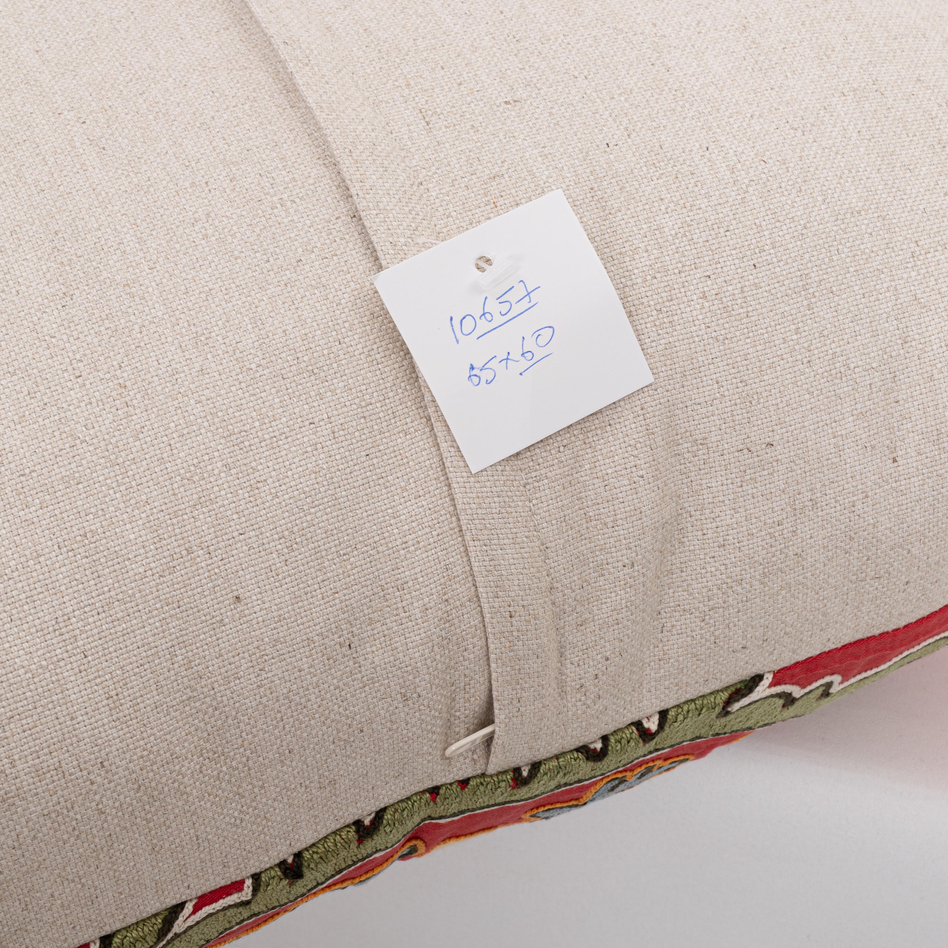 Kissen aus einer Suzani-Vintage- Suzani-Kommode im Angebot 1