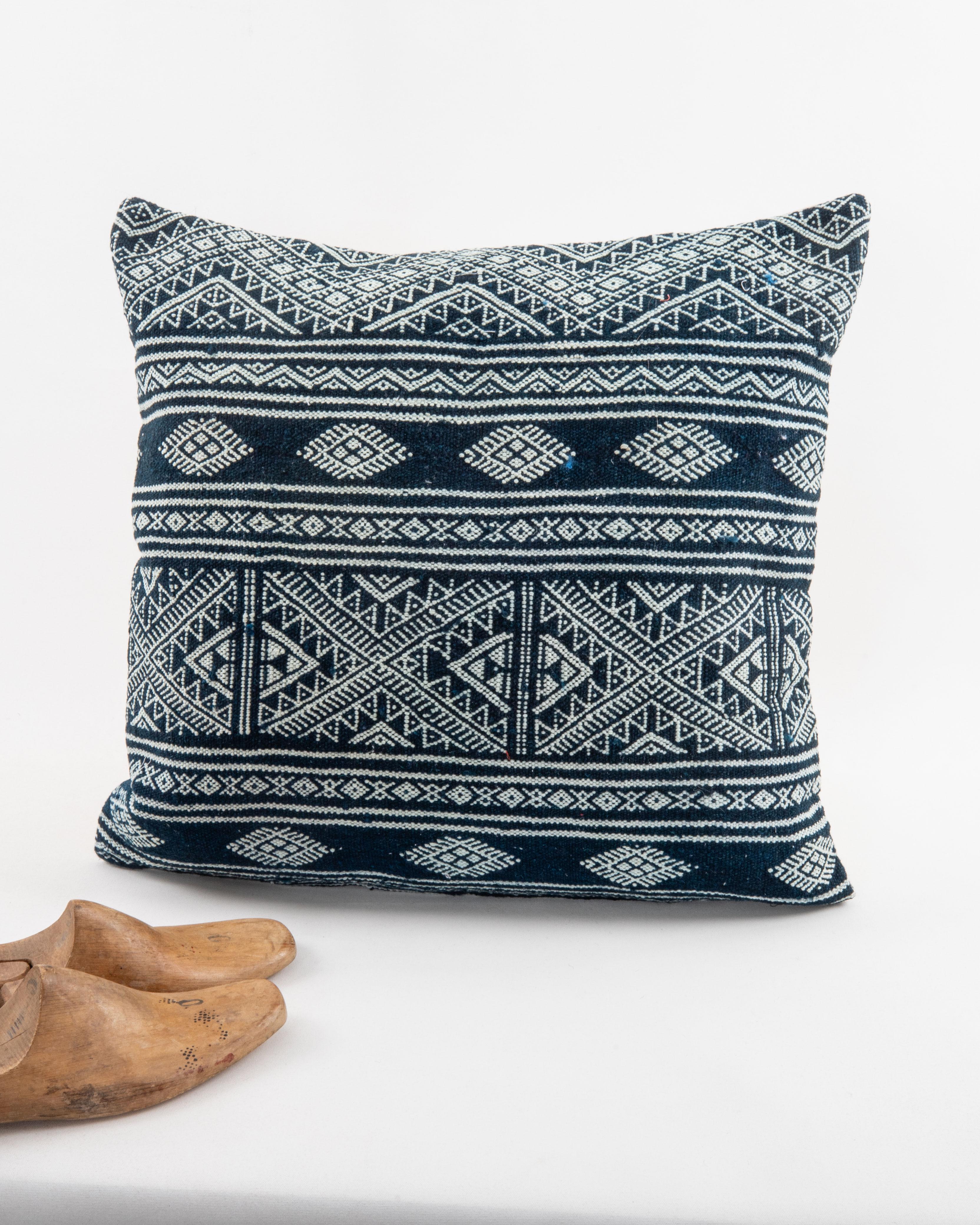 Pillowcase Made from a Vintage Tunisian Weaving In Fair Condition For Sale In Istanbul, TR
