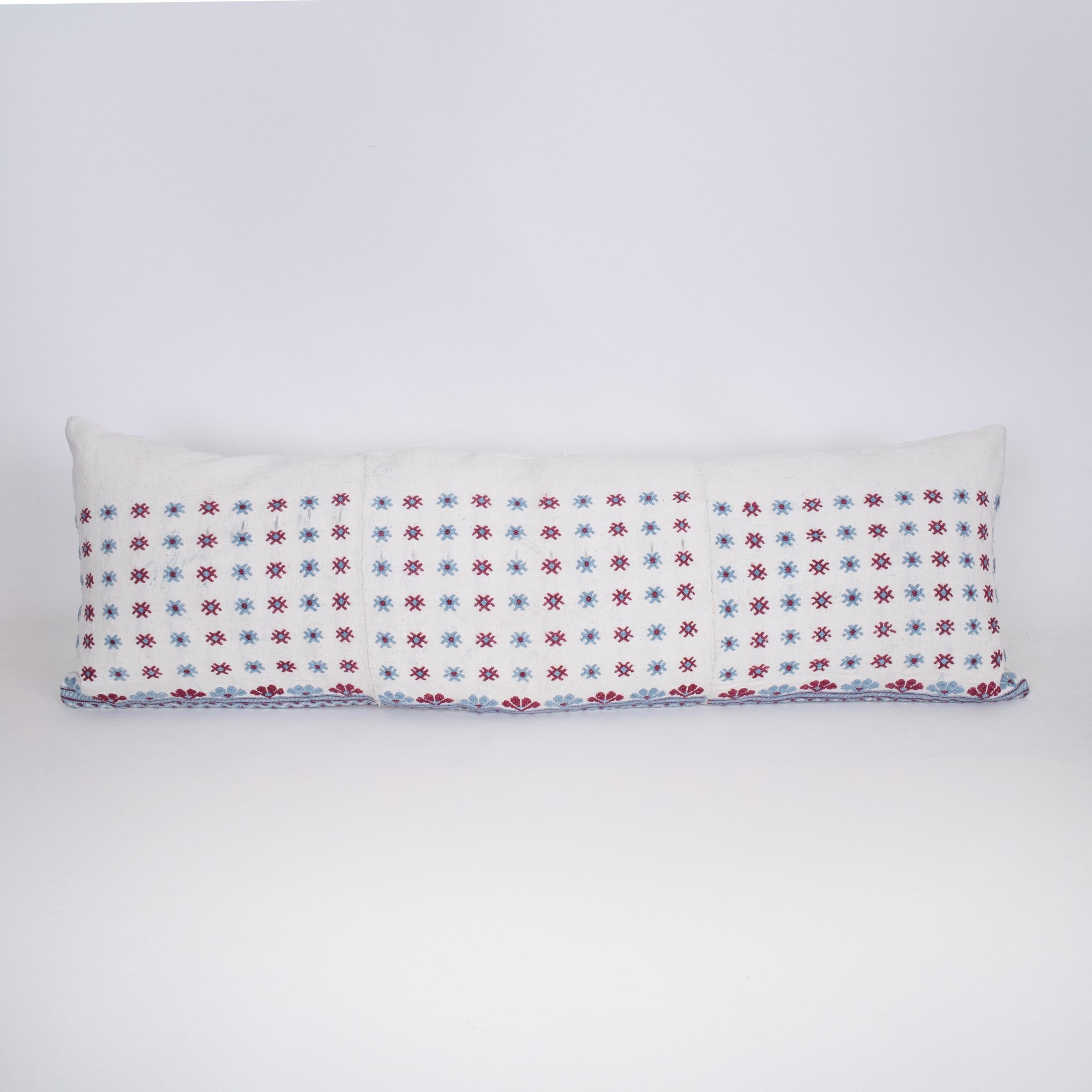 La taie d'oreiller a été confectionnée à partir d'une jupe de robe brodée en coton d'Anatolie occidentale.


Il n'est pas livré avec un insert mais avec un sac en tissu de coton pour accueillir les matériaux d'insertion.
Du lin à