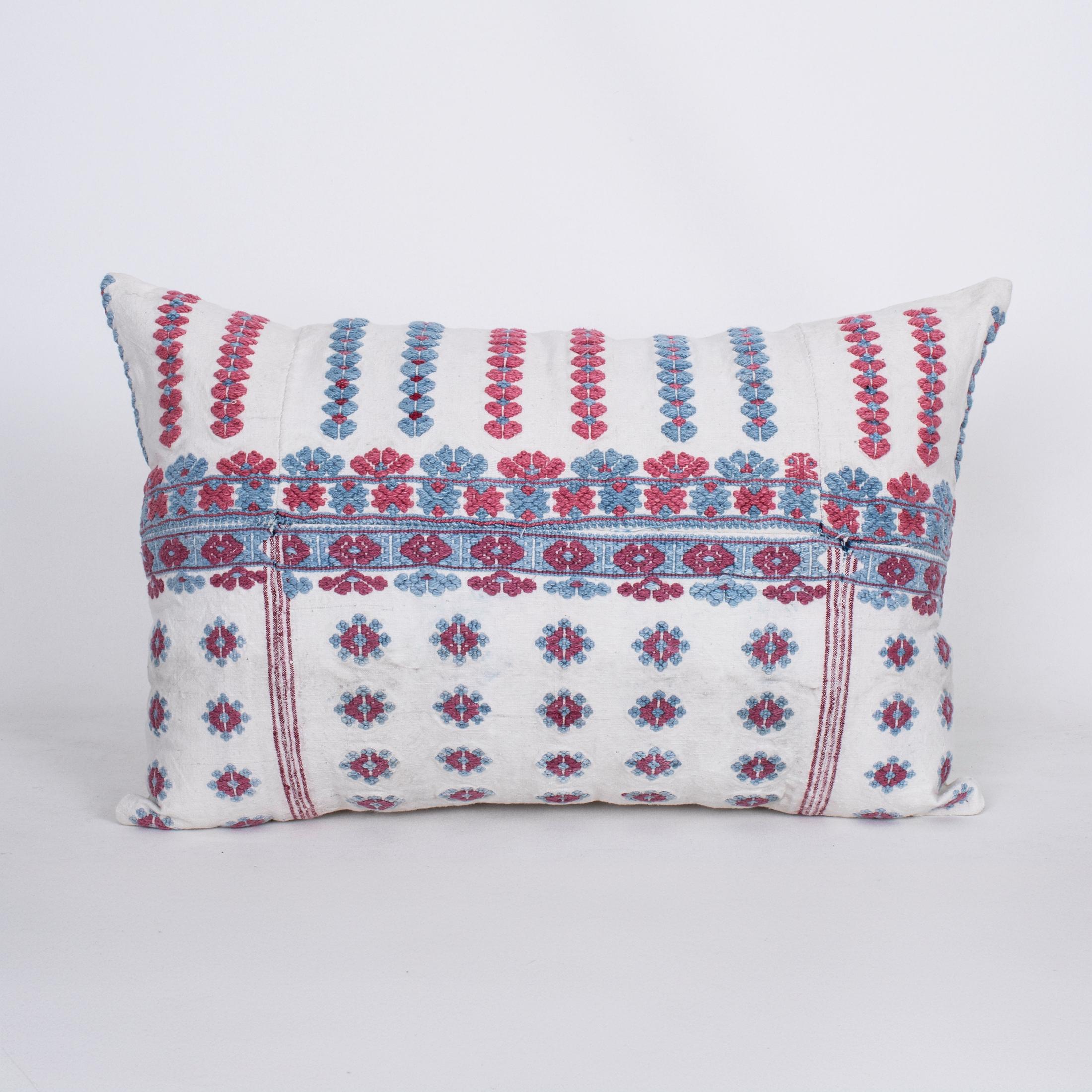 La taie d'oreiller a été confectionnée à partir d'une jupe de robe brodée en coton d'Anatolie occidentale.

Il n'est pas livré avec un insert mais avec un sac en tissu de coton pour accueillir les matériaux d'insertion.
Du lin à l'arrière.
Fermeture