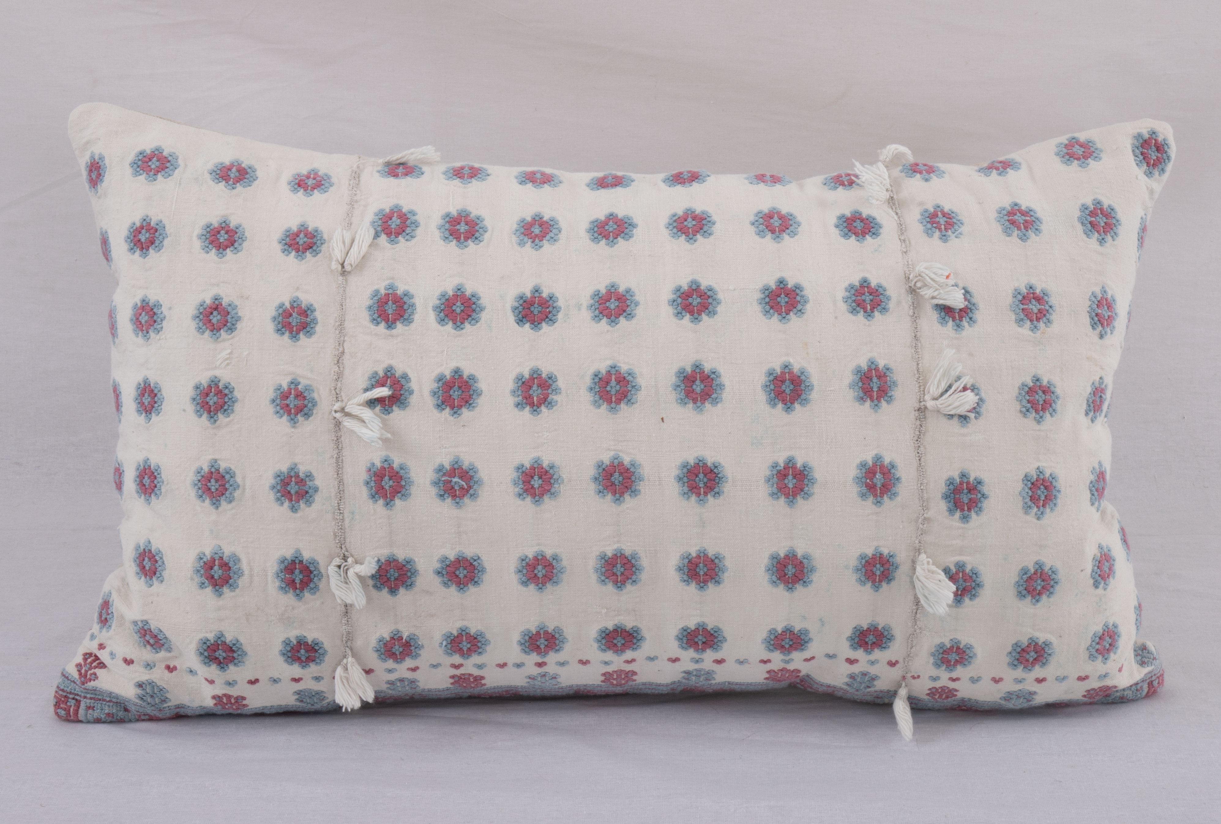 La taie d'oreiller a été confectionnée à partir d'une jupe de robe brodée en coton d'Anatolie occidentale.

Il n'est pas livré avec un insert.
Du lin à l'arrière.
Fermeture à glissière.
Nettoyage à sec recommandé.
