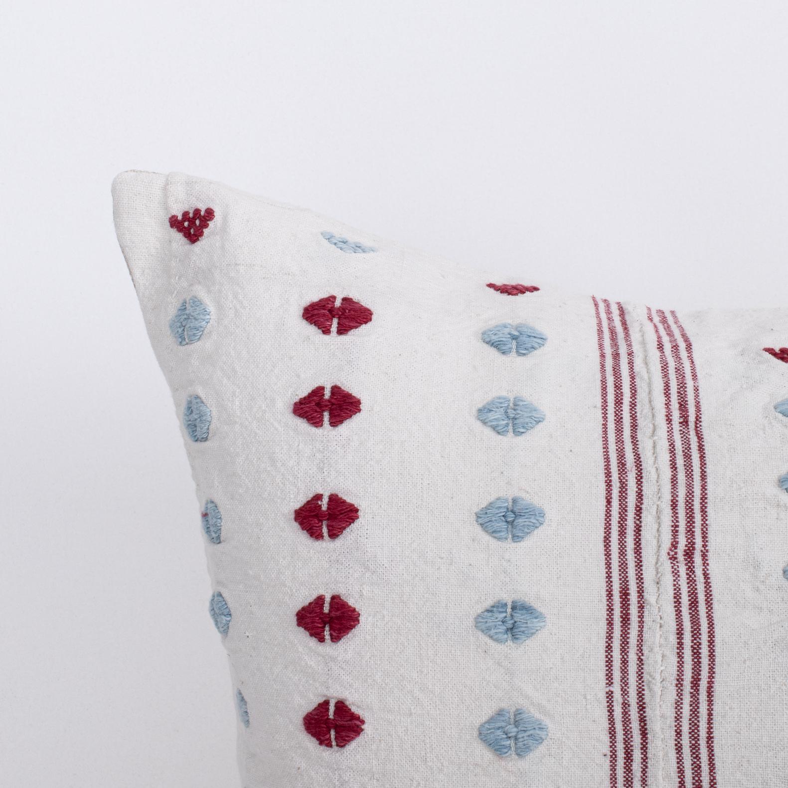 Artisanat Taie d'oreiller réalisée à partir d'une jupe brodée anatolienne, 2e quart du 20e C. en vente