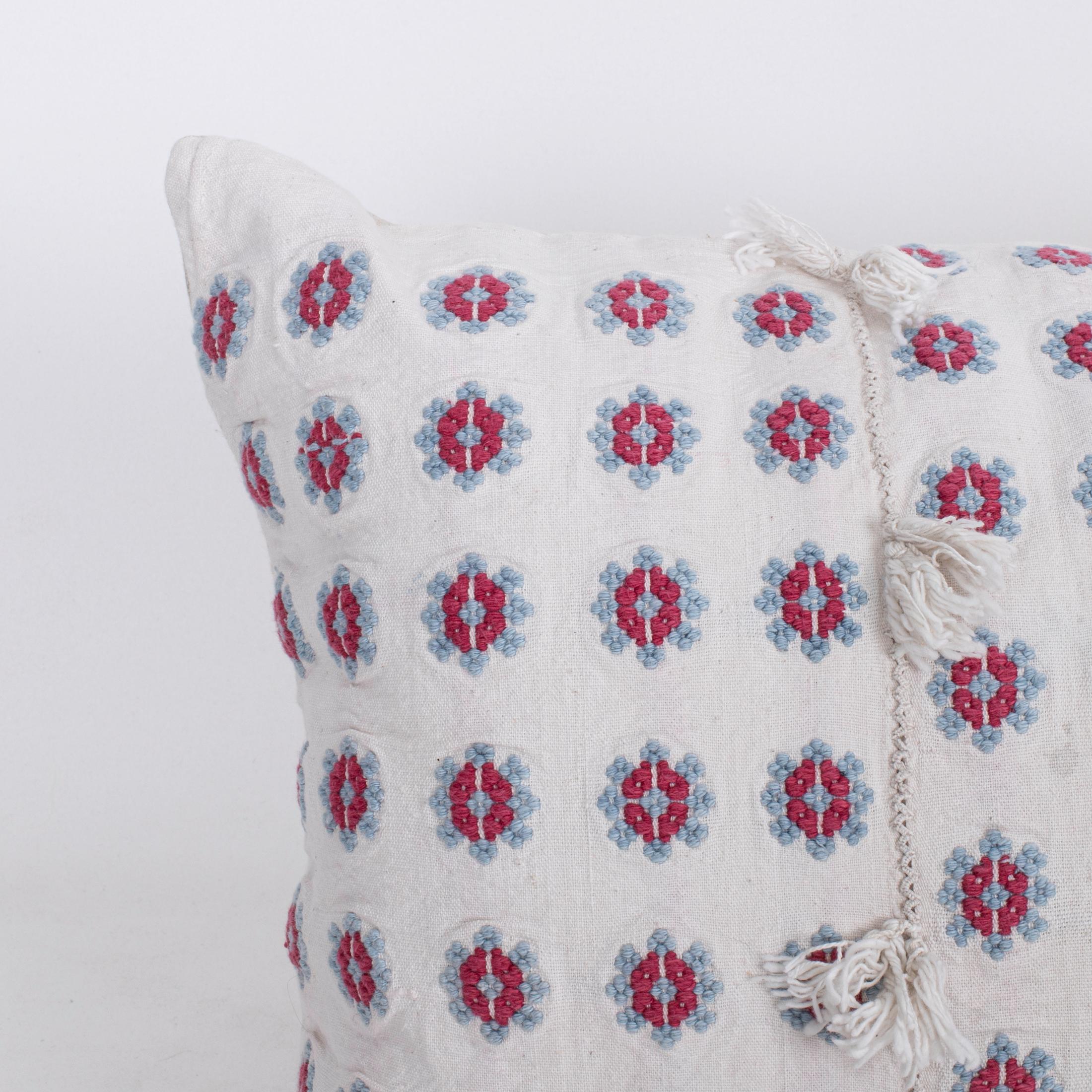 Artisanat Taie d'oreiller réalisée à partir d'une jupe brodée anatolienne, 2e quart du 20e C. en vente