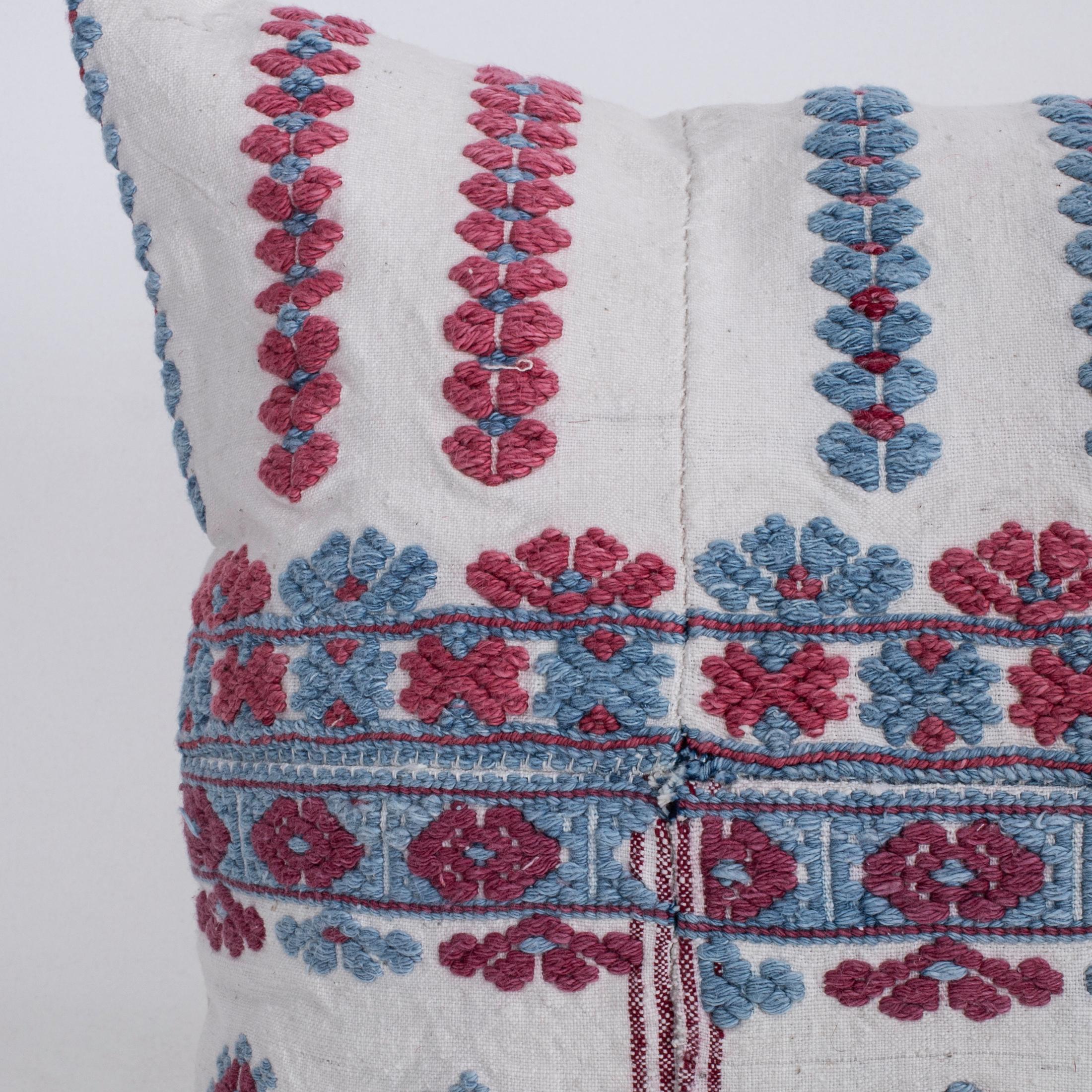 Rustique Taie d'oreiller réalisée à partir d'une jupe brodée anatolienne, 2e quart du 20e C. en vente