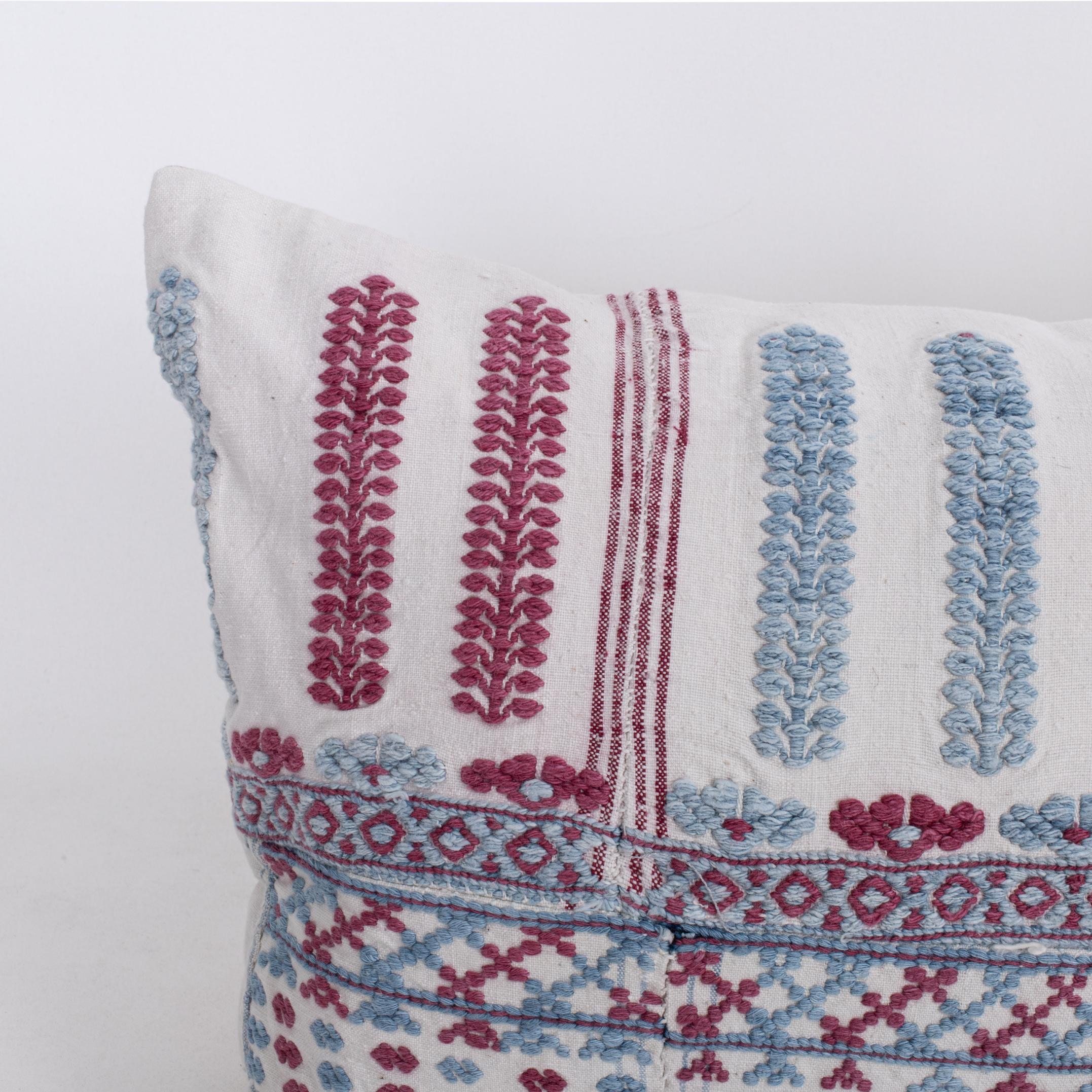 Artisanat Taie d'oreiller réalisée à partir d'une jupe brodée anatolienne, 2e quart du 20e C. en vente