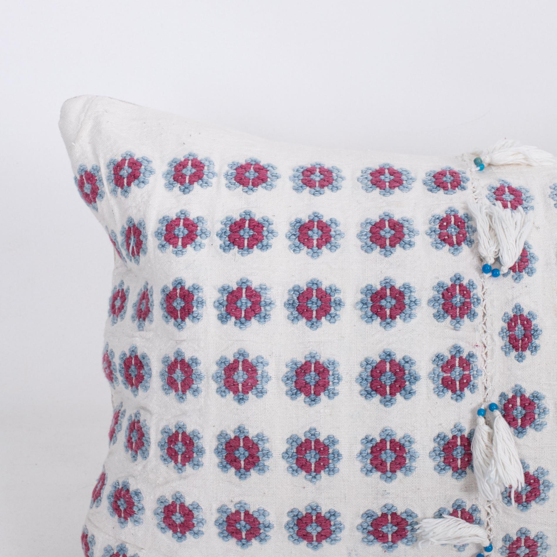 Artisanat Taie d'oreiller réalisée à partir d'une jupe brodée anatolienne, 2e quart du 20e C. en vente