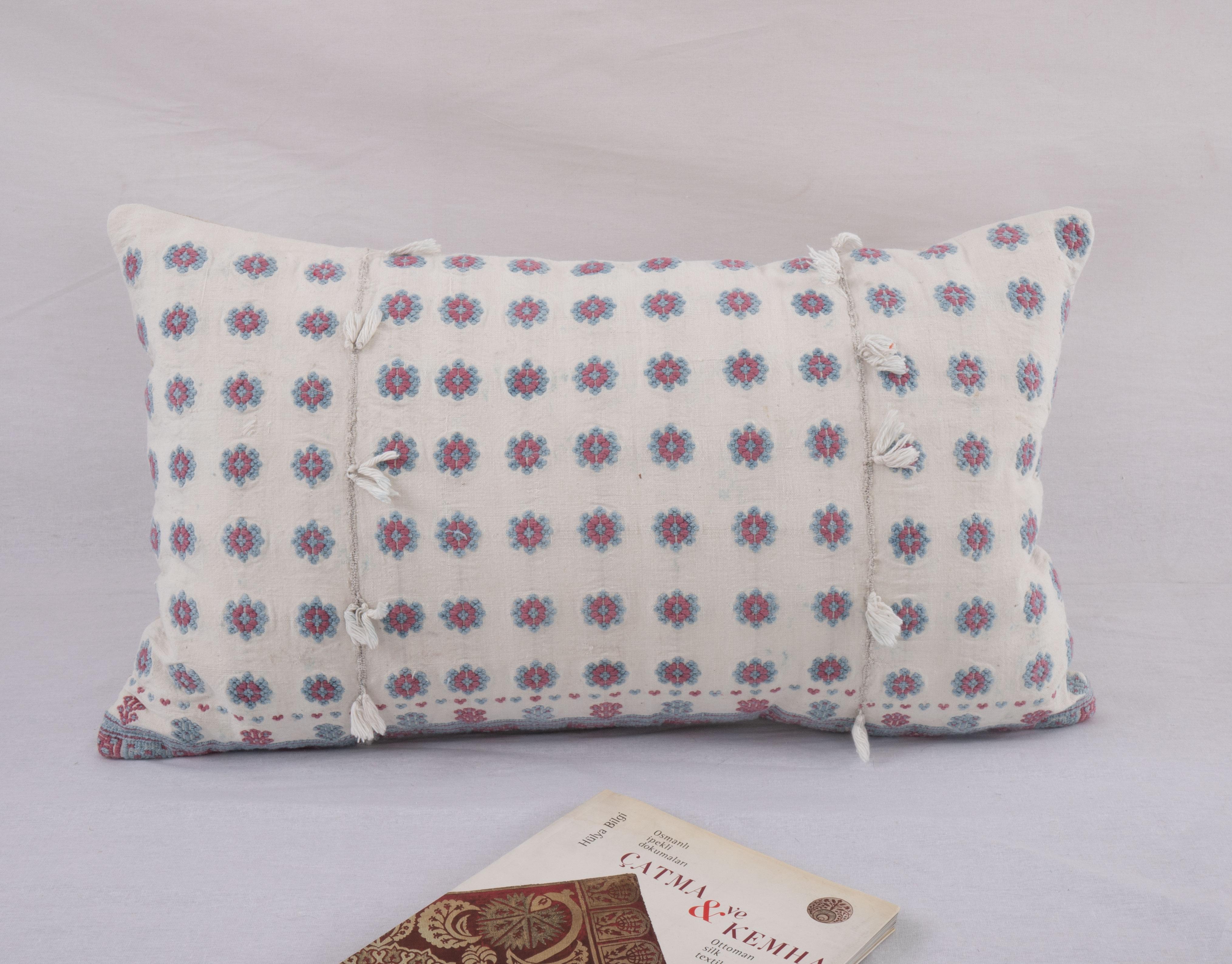 Artisanat Taie d'oreiller réalisée à partir d'une jupe brodée anatolienne, 2e quart du 20e C. en vente