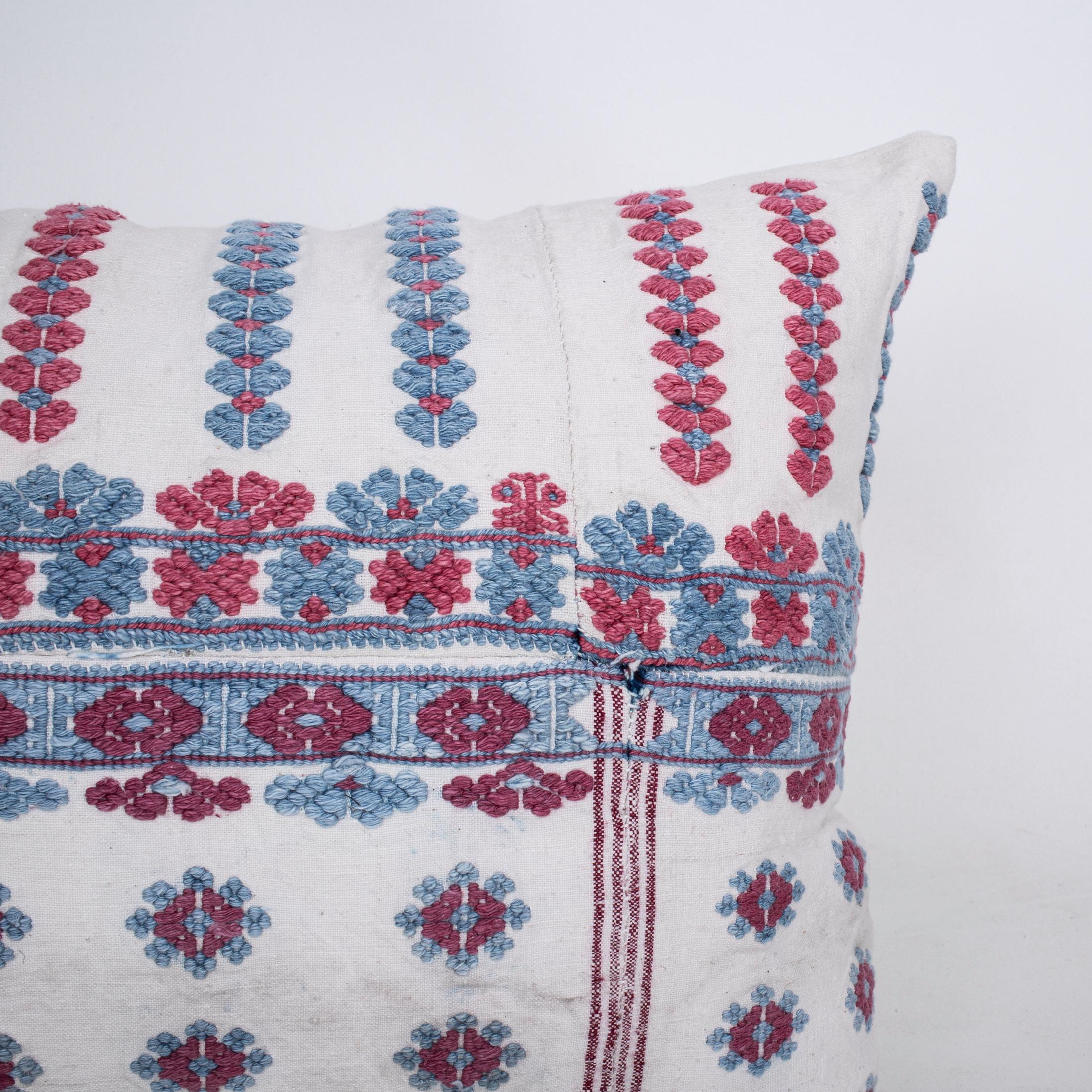 Brodé Taie d'oreiller réalisée à partir d'une jupe brodée anatolienne, 2e quart du 20e C. en vente