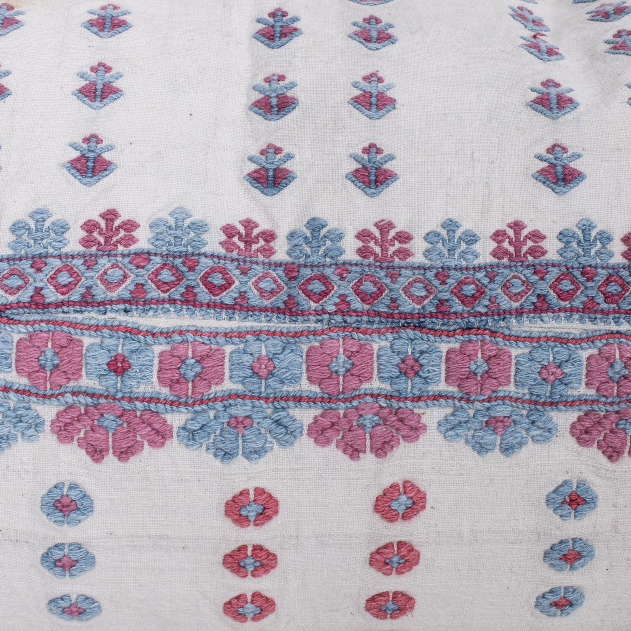 Brodé Taie d'oreiller réalisée à partir d'une jupe brodée anatolienne, 2e quart du 20e C. en vente