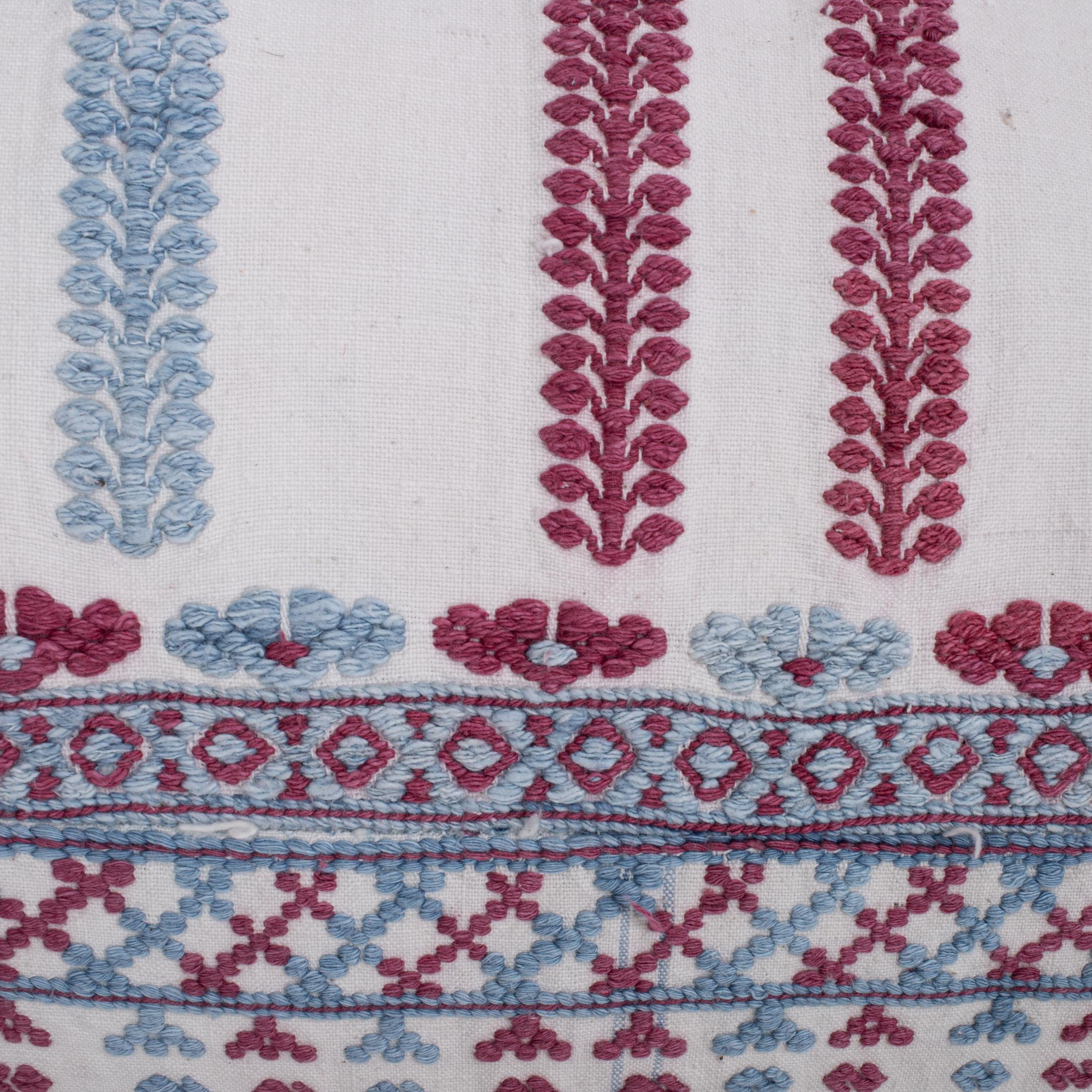 Brodé Taie d'oreiller réalisée à partir d'une jupe brodée anatolienne, 2e quart du 20e C. en vente
