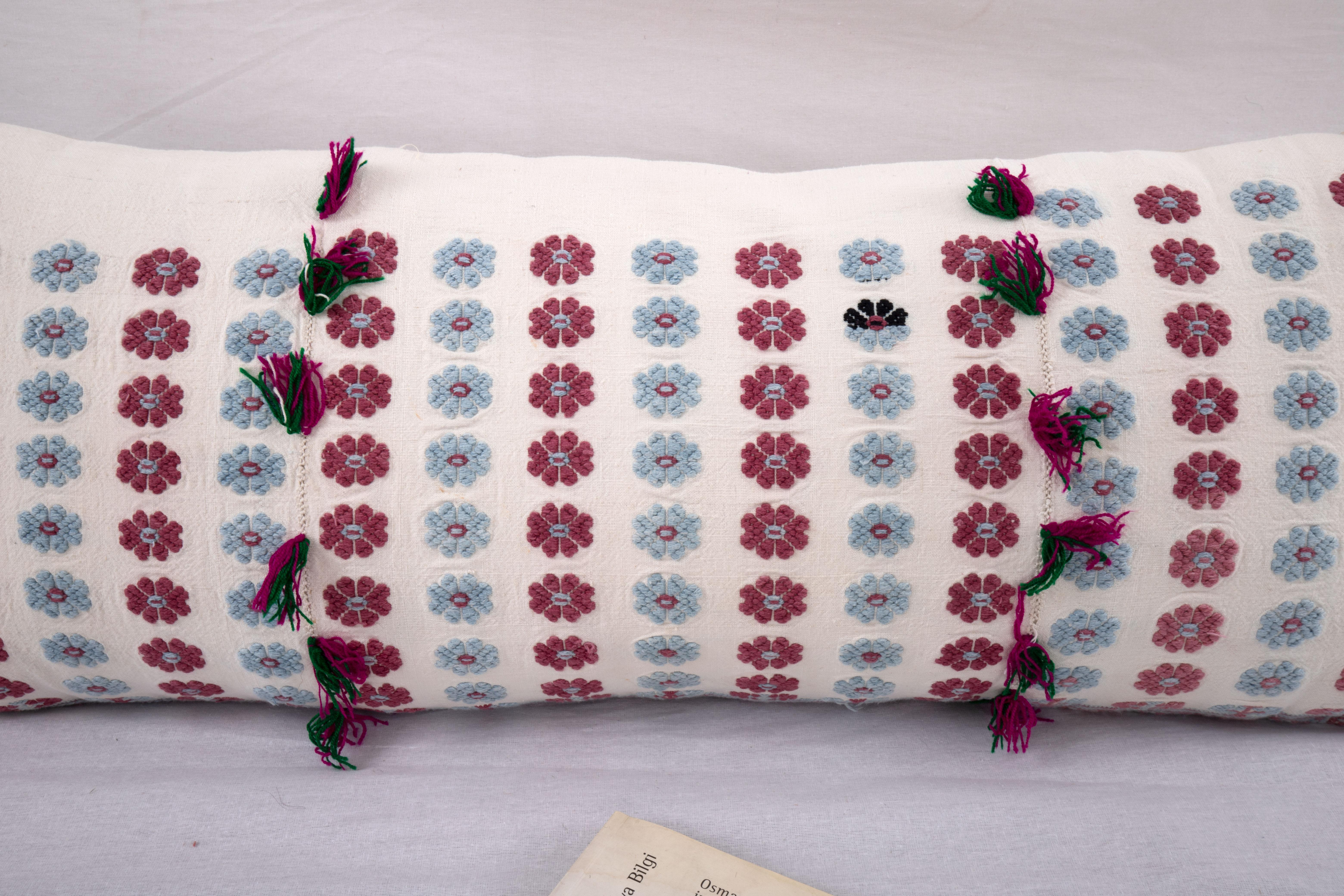 Brodé Taie d'oreiller réalisée à partir d'une jupe brodée anatolienne, 2e quart du 20e C. en vente