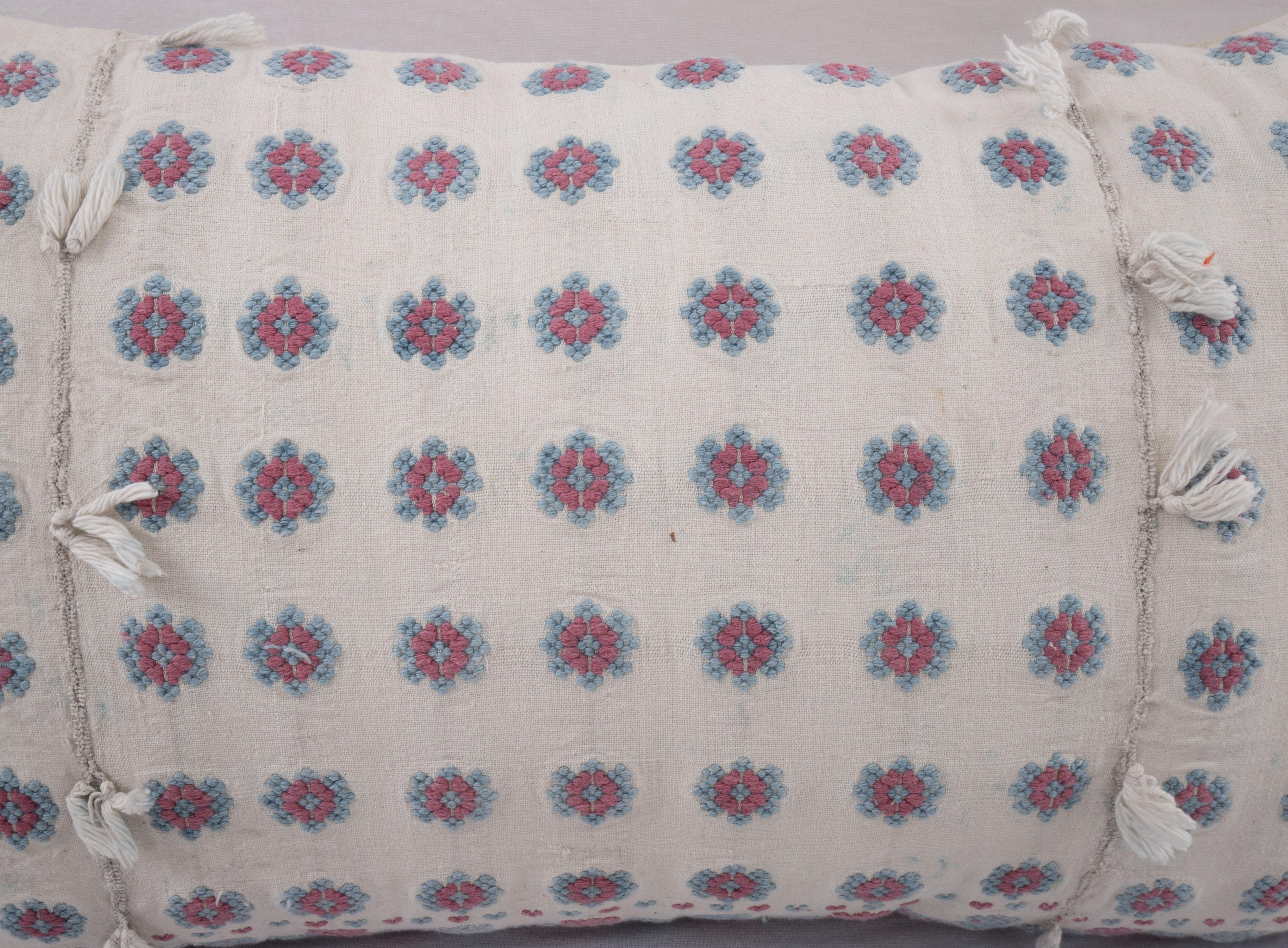 Brodé Taie d'oreiller réalisée à partir d'une jupe brodée anatolienne, 2e quart du 20e C. en vente