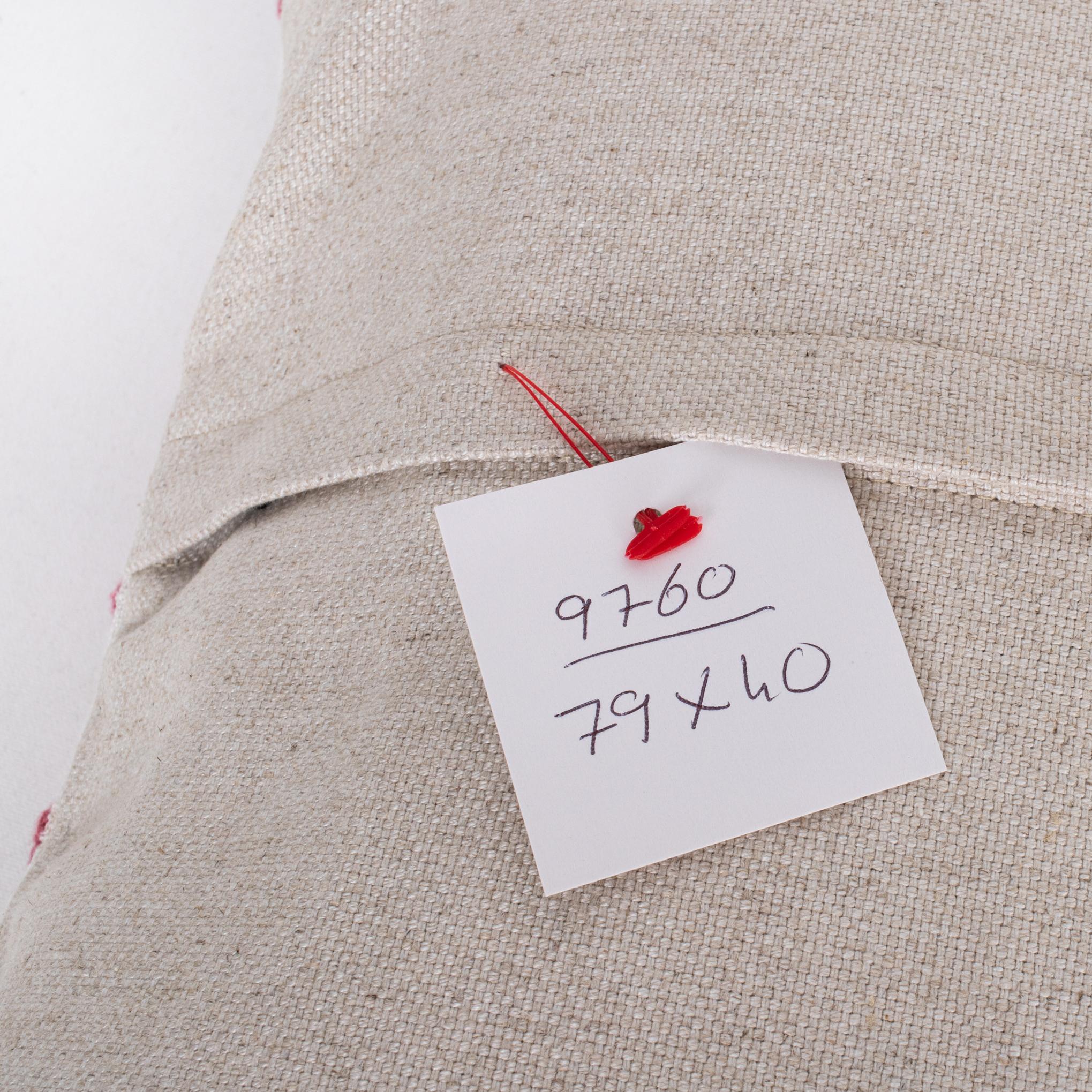 Coton Taie d'oreiller réalisée à partir d'une jupe brodée anatolienne, 2e quart du 20e C. en vente