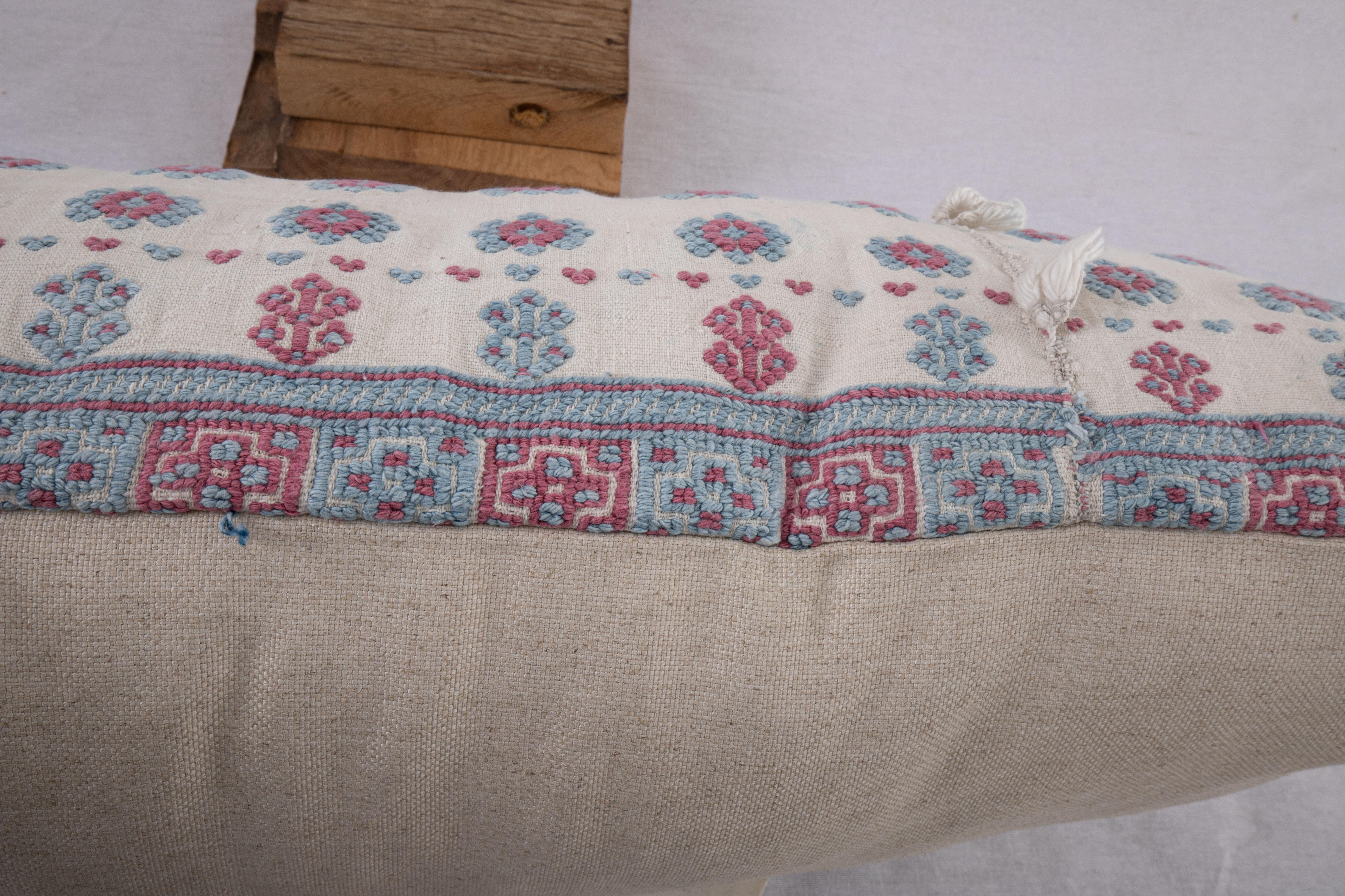 Coton Taie d'oreiller réalisée à partir d'une jupe brodée anatolienne, 2e quart du 20e C. en vente