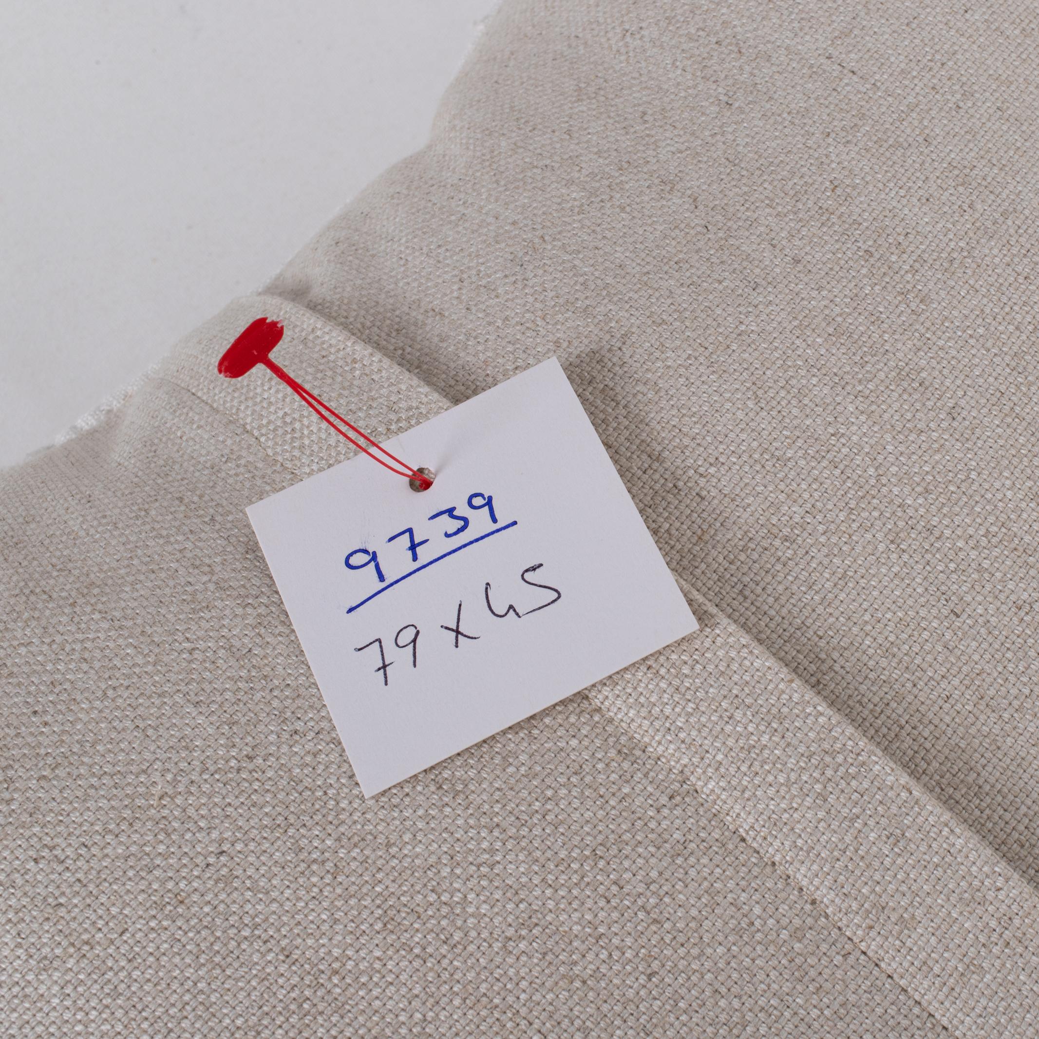 Taie d'oreiller réalisée à partir d'une jupe brodée anatolienne, 2e quart du 20e C. en vente 1