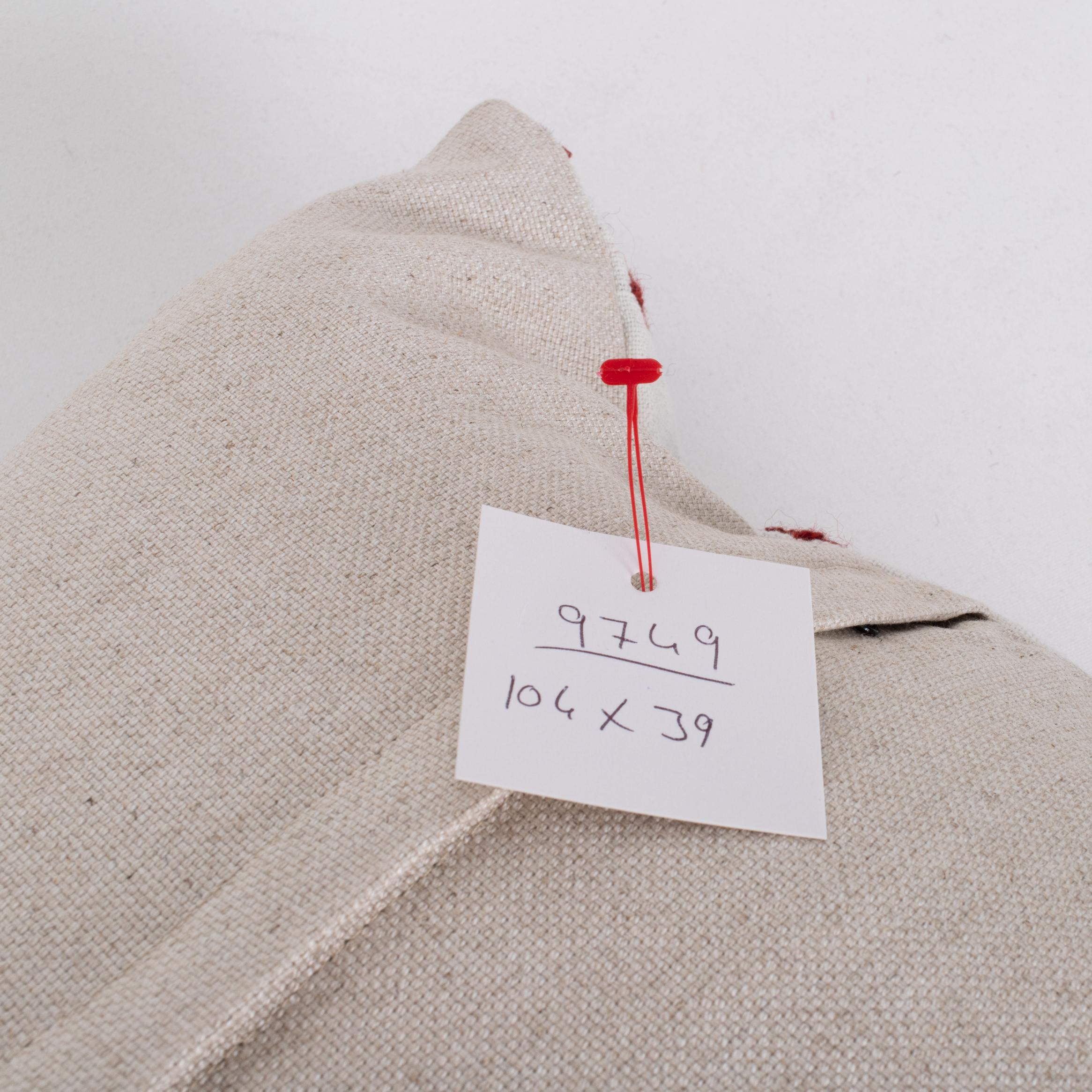 Kissenbezug aus einem anatolischen bestickten Rock, 2. Quartal 20. im Angebot 1