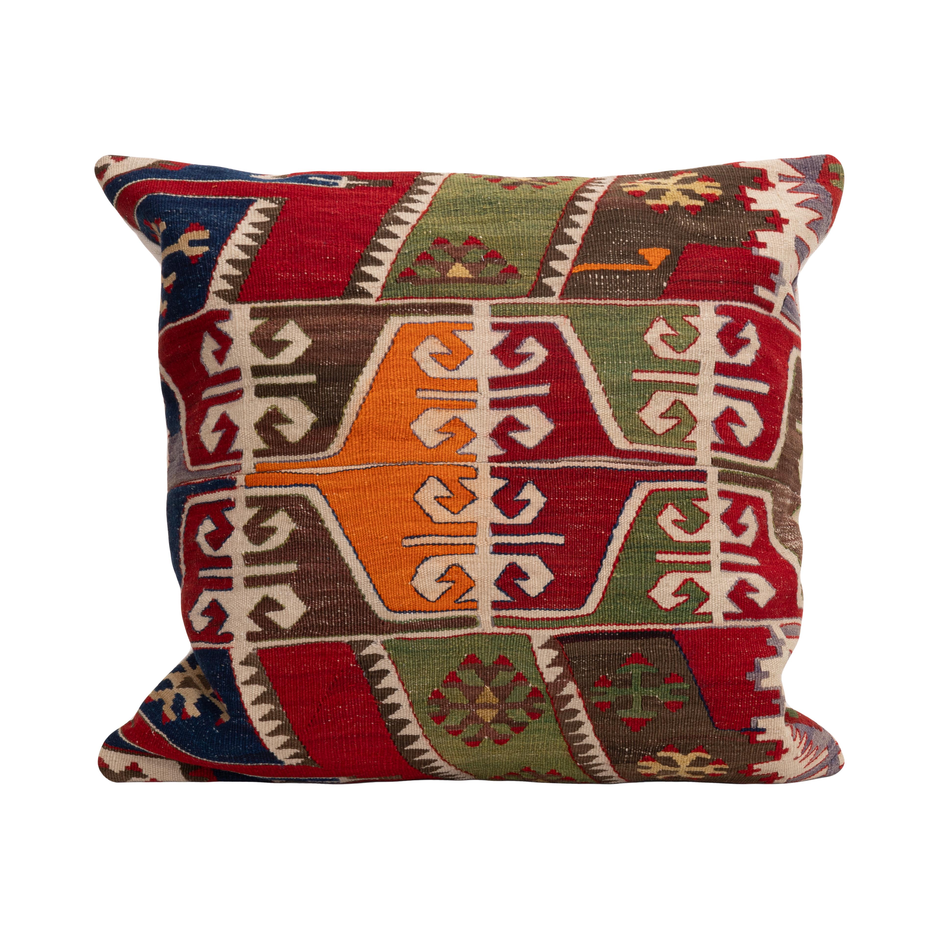 
Está hecho con un kilim anatolio de principios del siglo XX. 
Lino en la parte de atrás.
Cierre de cremallera.
Se recomienda la limpieza en seco.
