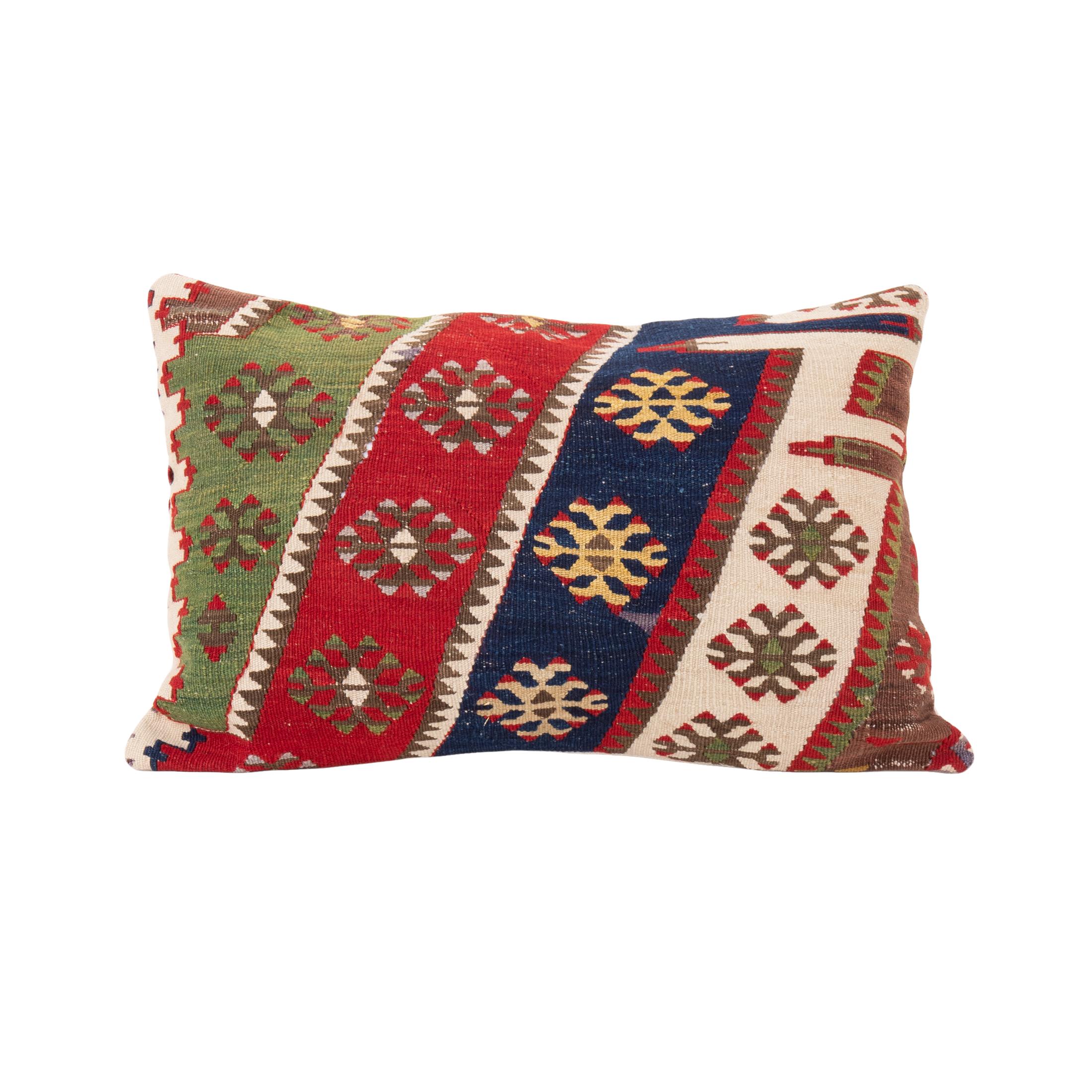 Está hecho con un kilim anatolio de principios del siglo XX. 
Lino en la parte de atrás.
Cierre de cremallera.
Se recomienda la limpieza en seco.