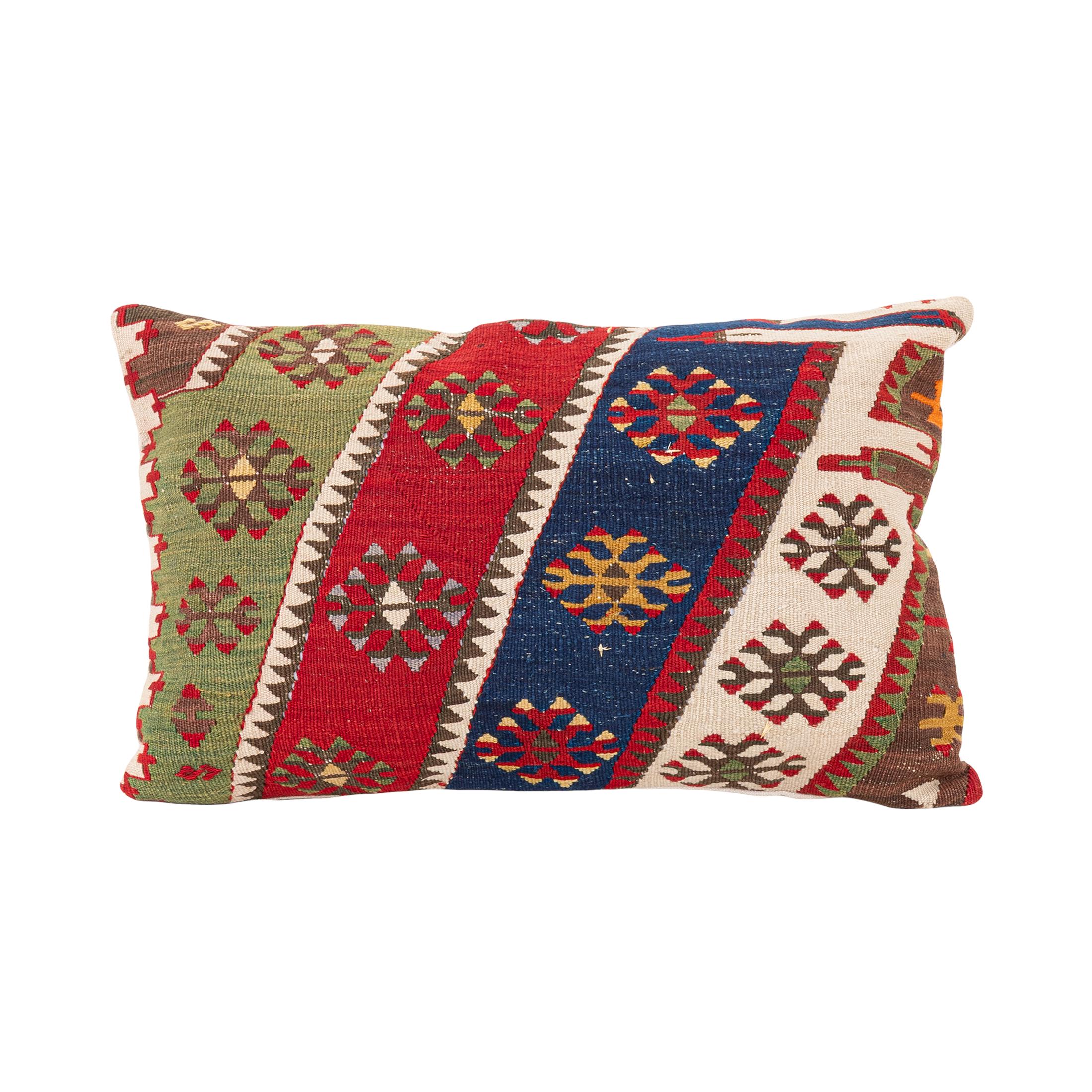 Está hecho con un kilim anatolio de principios del siglo XX. 
Lino en la parte de atrás.
Cierre de cremallera.
Se recomienda la limpieza en seco.
