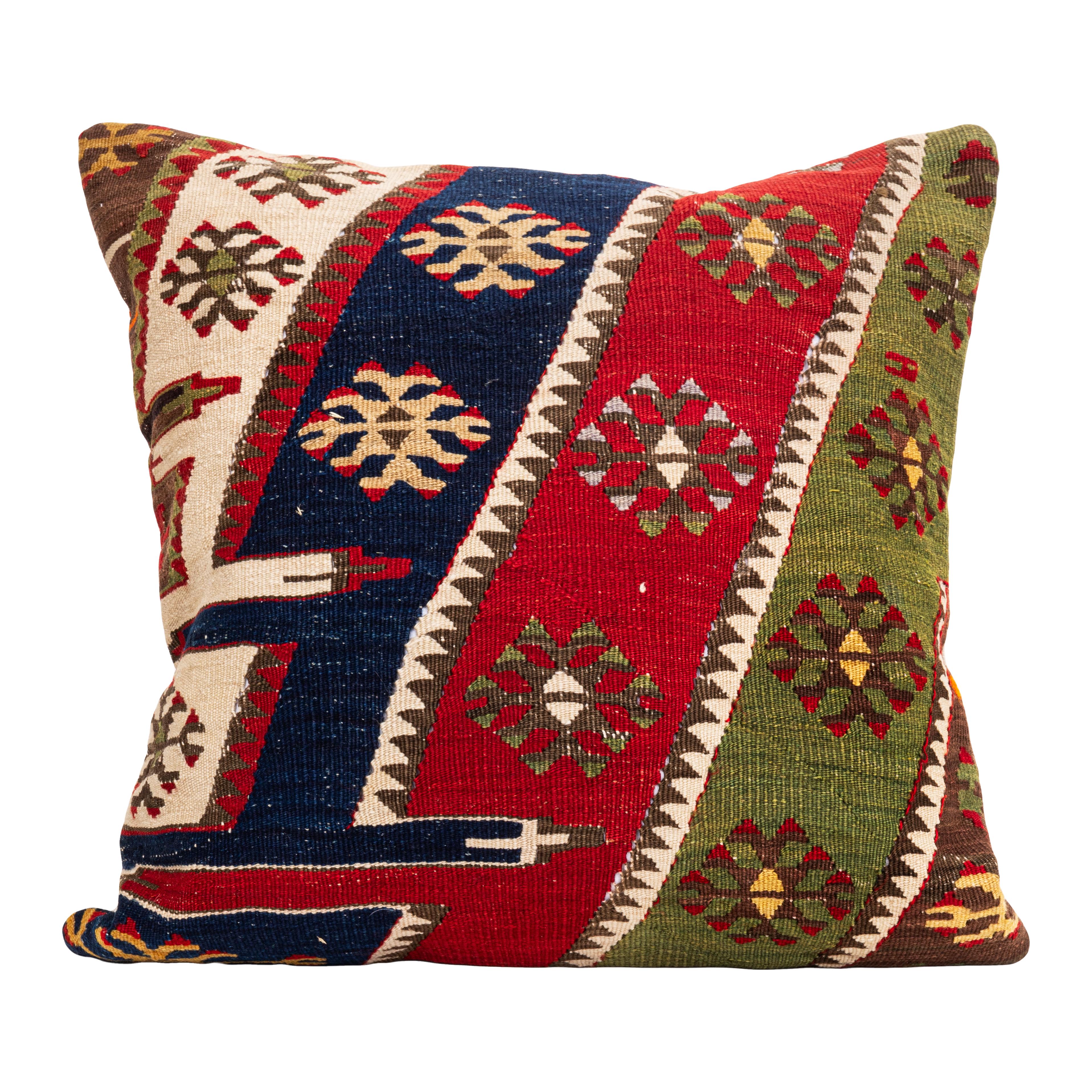 It is made from an early 20th C.Anatolian kilim. 
Linen in the back.
Zipper closure.
Dry cleaning is recommended.
