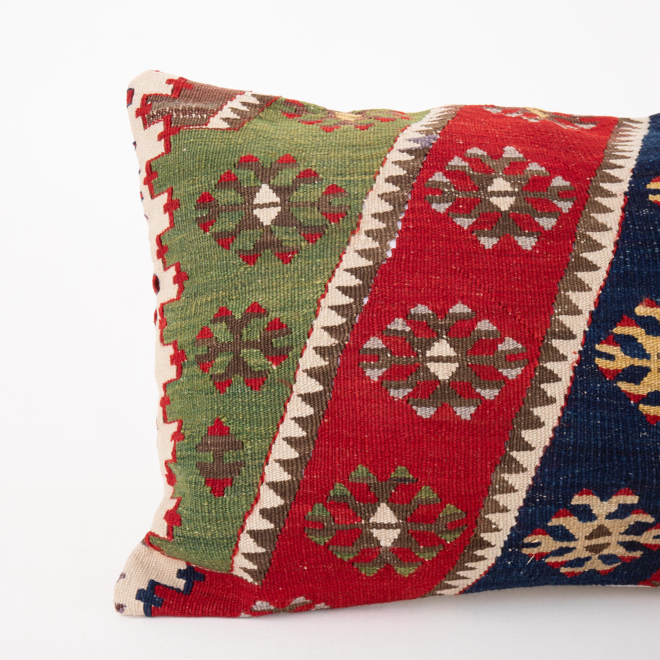 Funda de almohada hecha con un antiguo kilim de Anatolia, principios del siglo XX. Turco en venta